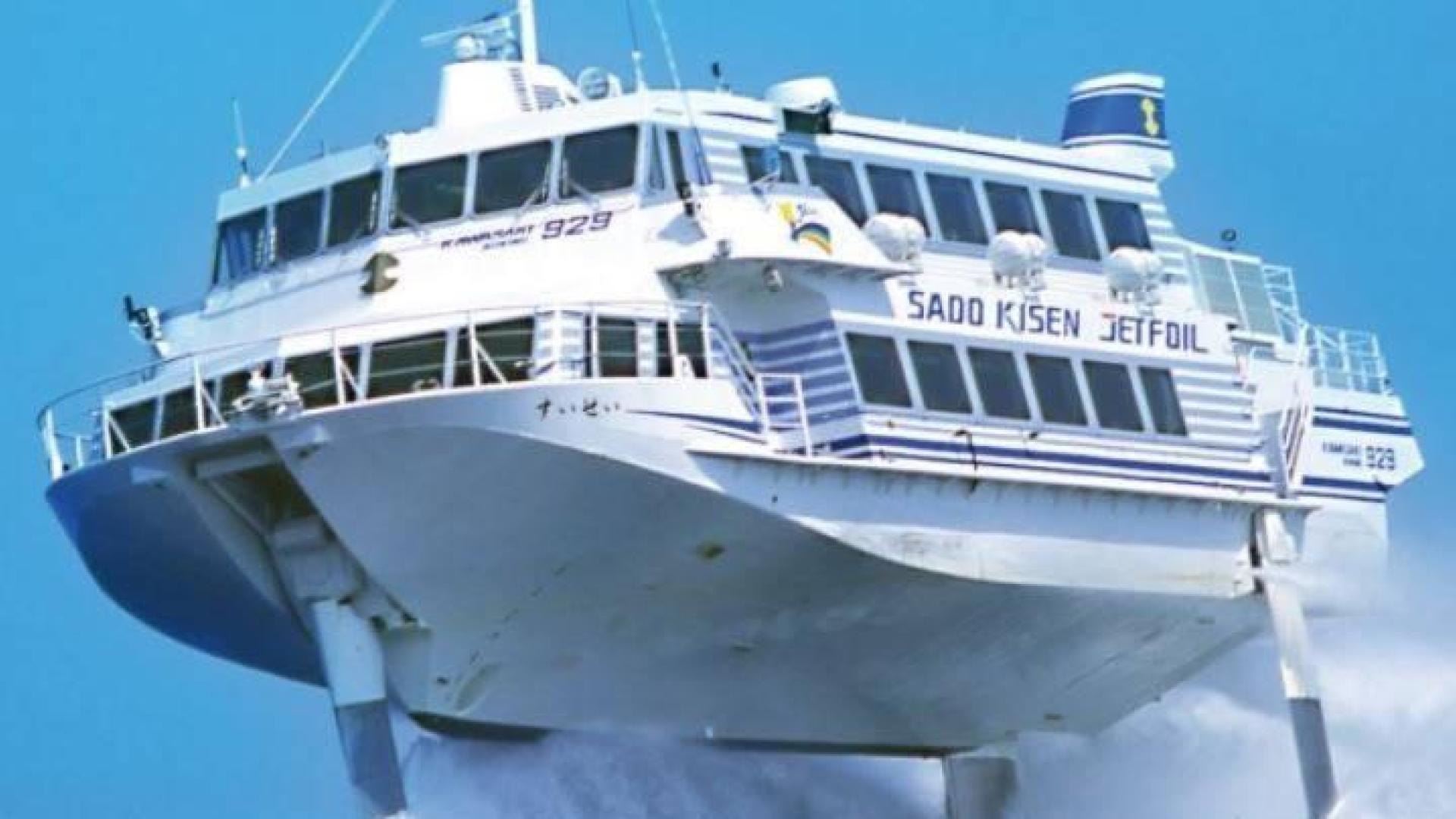 Un ferry hidroala con dirección a la isla de Sado.
