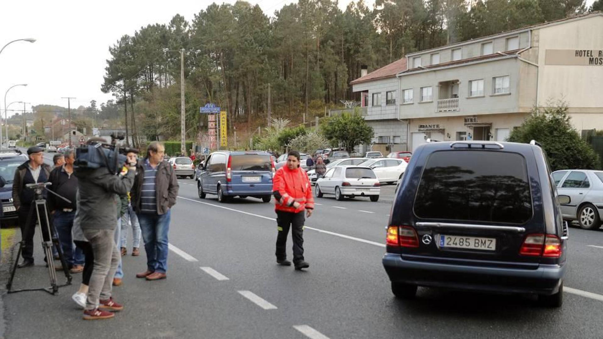Los coches fúnebres con los dos cuerpos sin vida de un hombre de 46 años, que ha asesinado a su mujer tras lo cual se ha quitado la vida en Pontevedra.