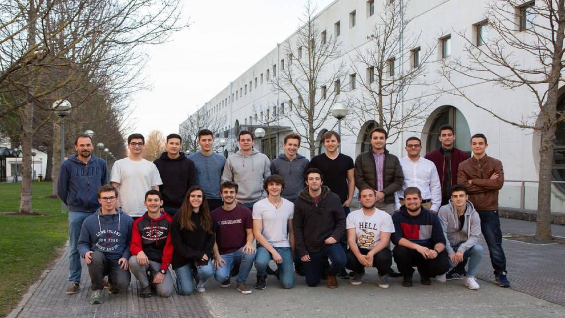 Estudiantes de Ingeniería Informática posan en el campus de la UPNA antes de comenzar el desafío de Google.