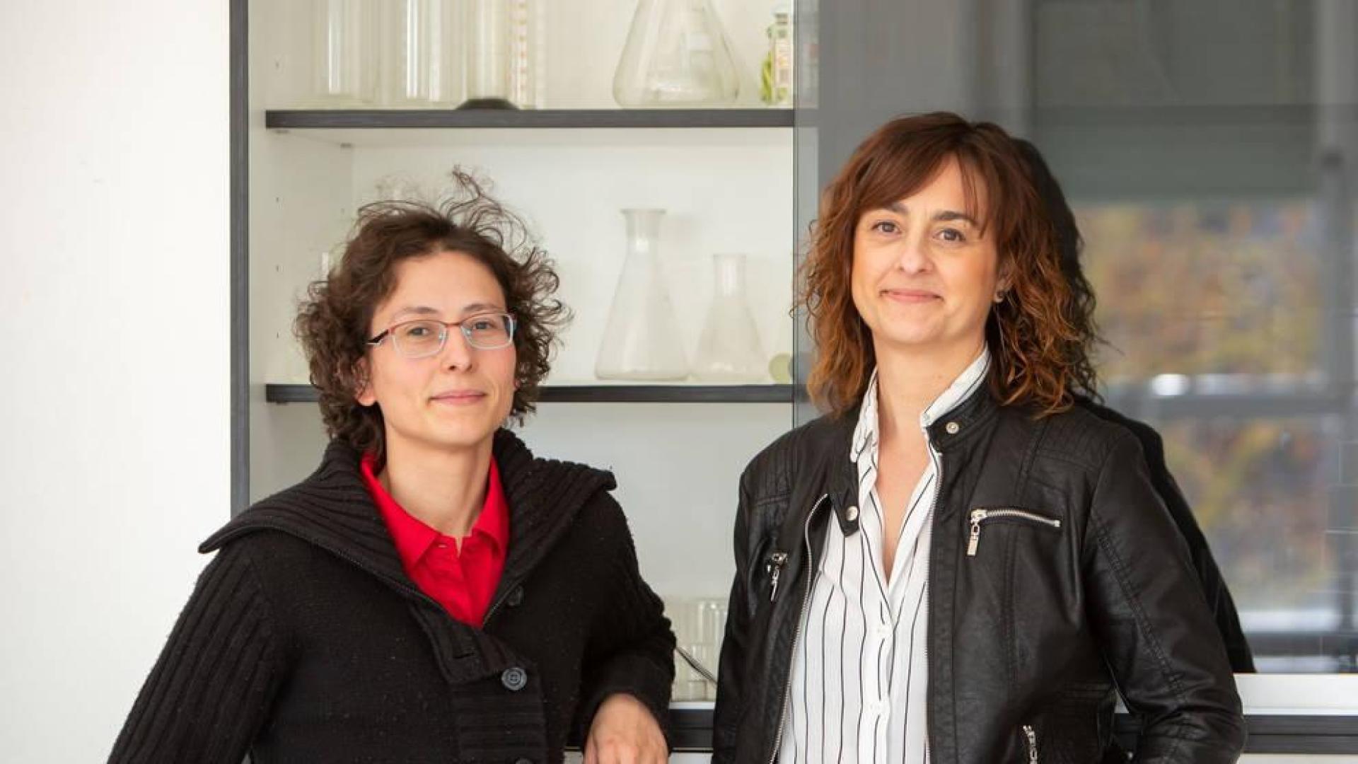 Las investigadoras autoras de la publicación. De izda. a dcha., María Napal y María Isabel Zudaire.