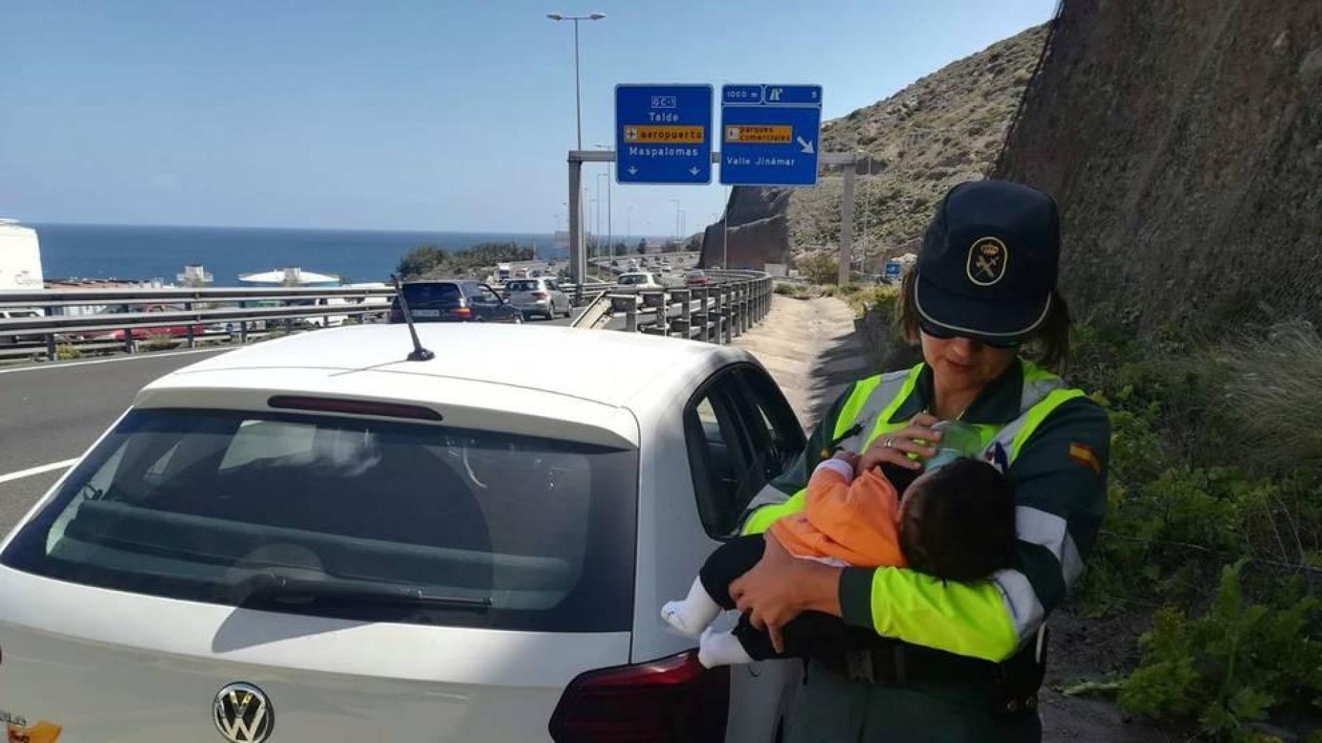 La guardia civil atiende al bebé tras un amago de infarto de su padre.