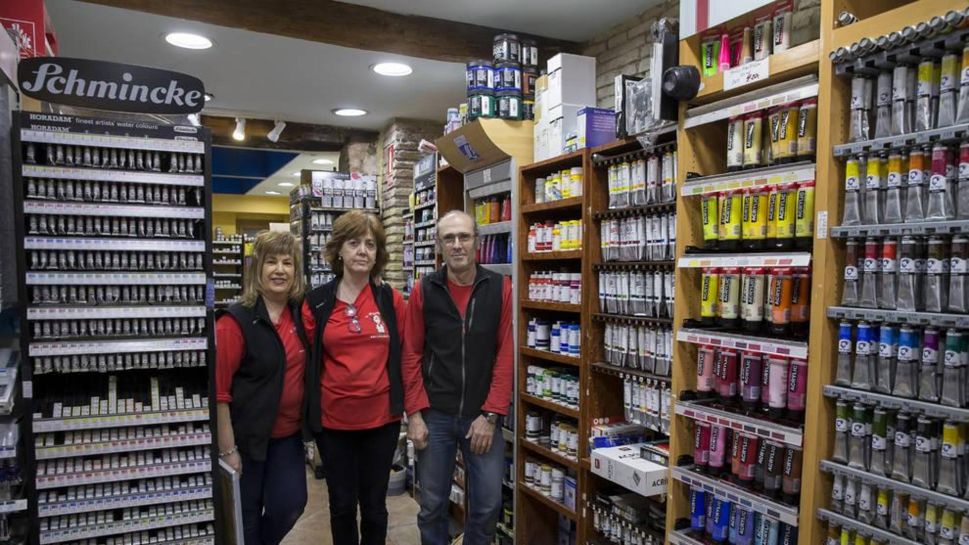 Desde la izda., Román Zazpe Garijo, Maite Romero Cunchillos y Pedro José Valencia Ollo, de Ferretería Irigaray