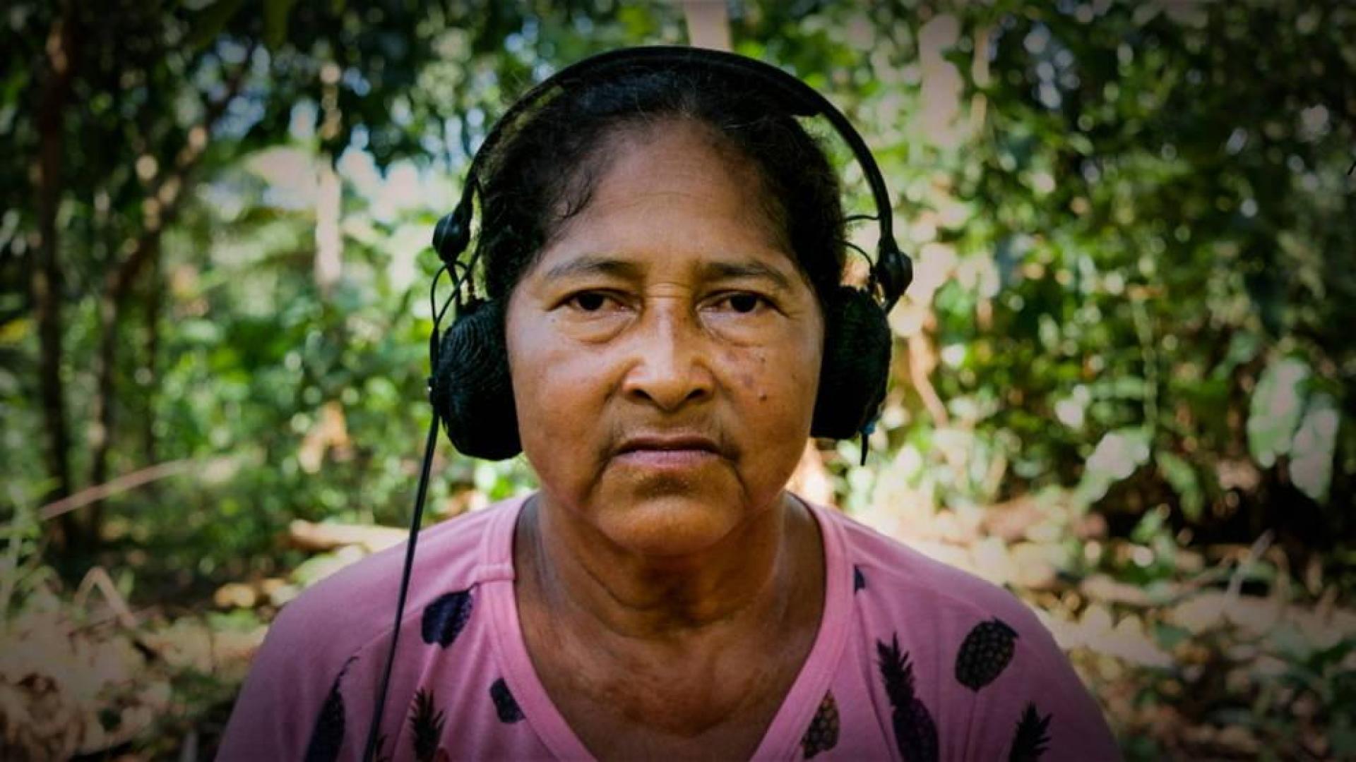 Una de las habitantes de Tauary, en el Amazonas, escuchando los sonidos de la selva para la película Curupira, criatura del bosque.
