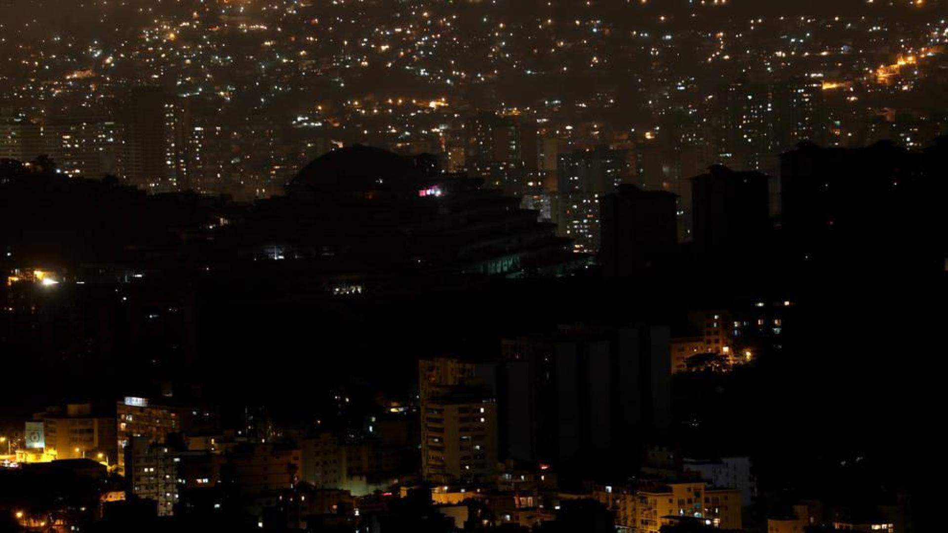El Gobierno de Maduro pide calma tras el tercer día de apagón en el país