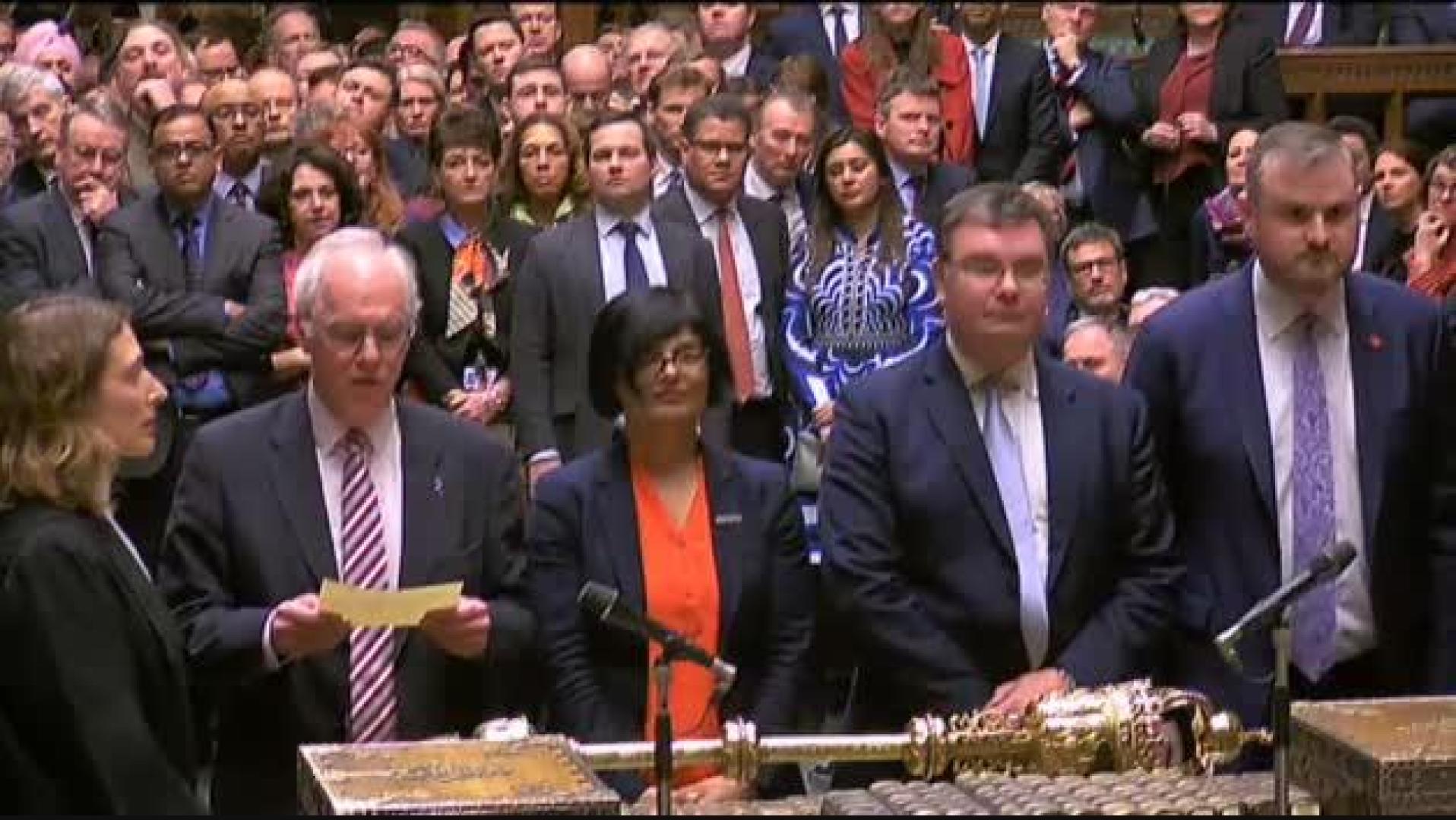 El Parlamento británico rechaza el acuerdo de May y asume el control del Brexit