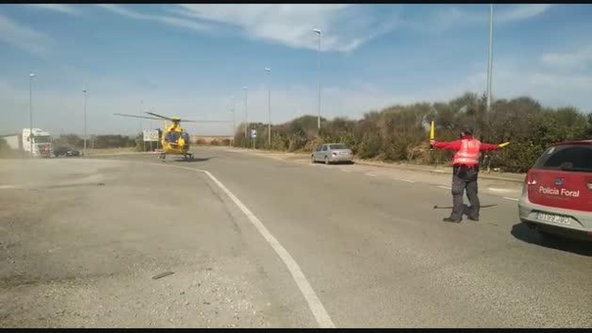 Helicóptero trasladando al herido en la N-121, en Caparroso