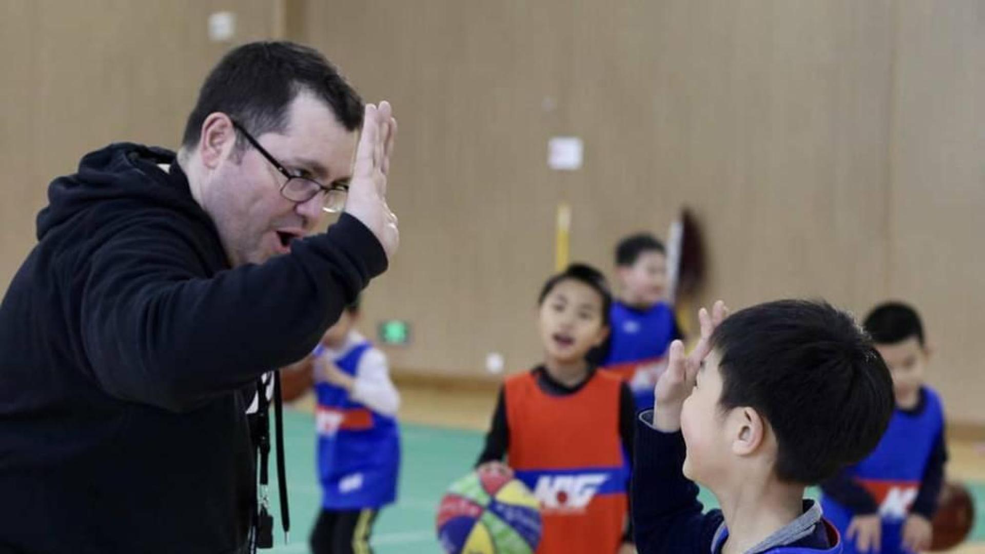 Un profesor navarro de baloncesto en China