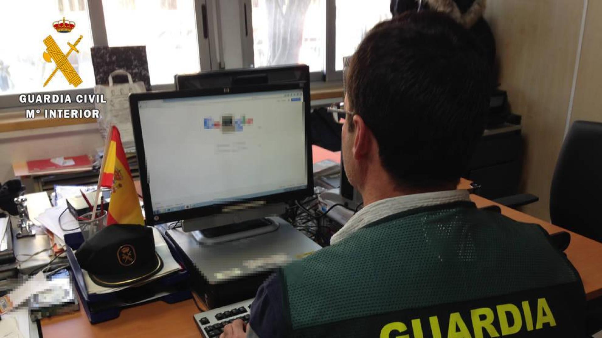 Detenido un hombre acusado de 69 estafas en compraventas a través de internet.