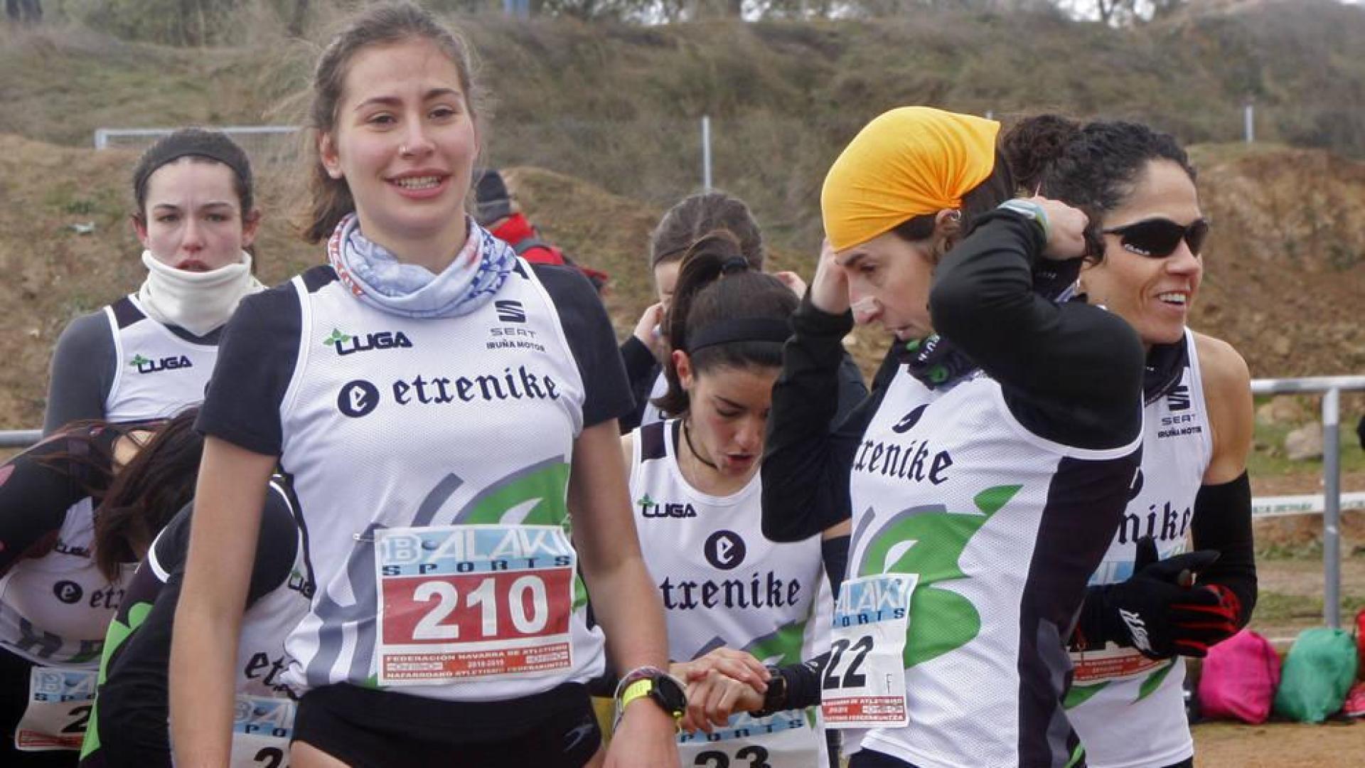 Maite González, con el resto del equipo, en el Cross de Cascante.