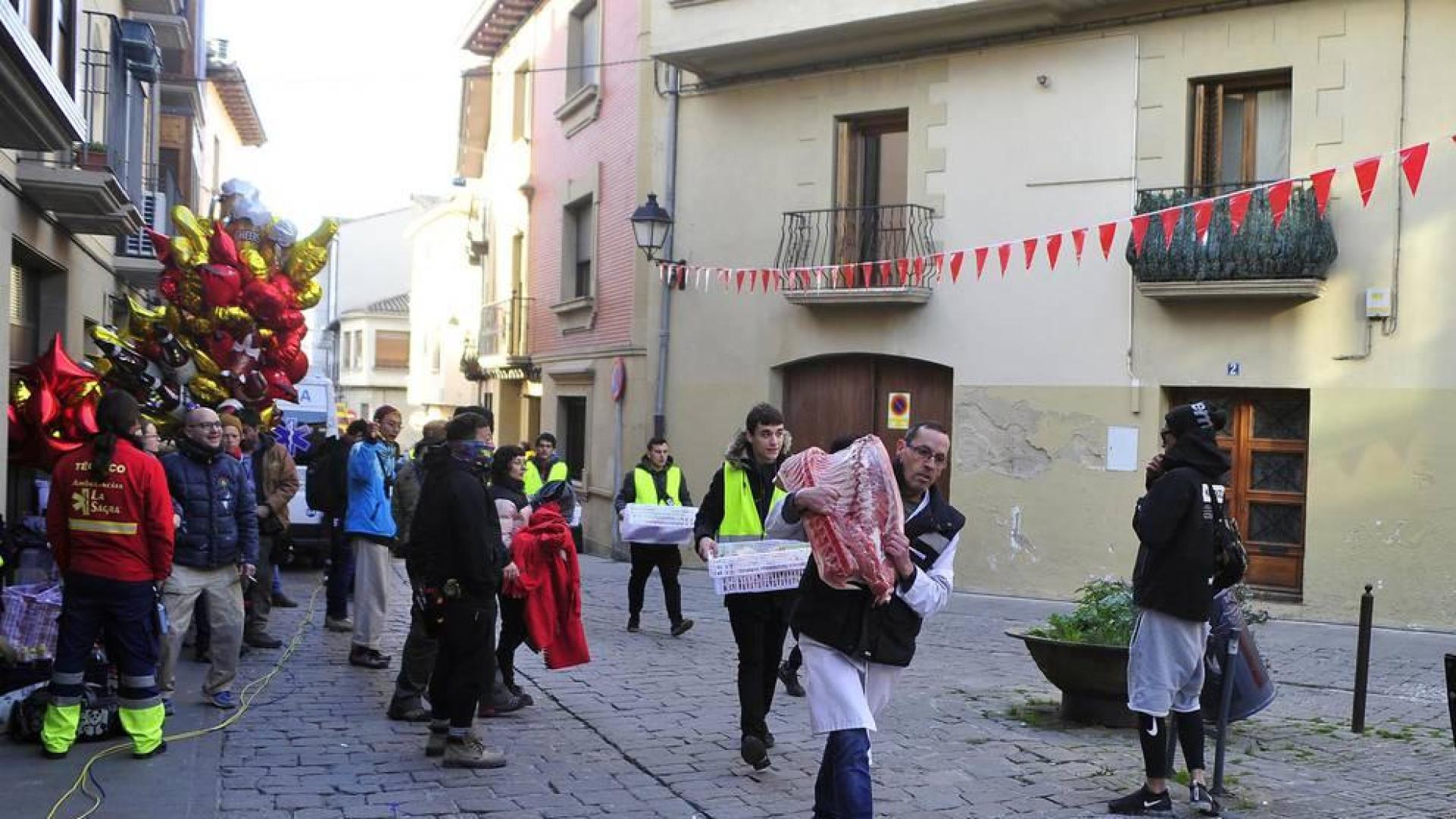 El equipo de rodaje de la película china 'Line Walker II' ha filmado esta semana en tafalla. la escena estrella ha sido la de una persecución de coches que se desarrolla durante un supuesto encierro de san fermín. cientos de navarros han participado en el rodaje como figurantes