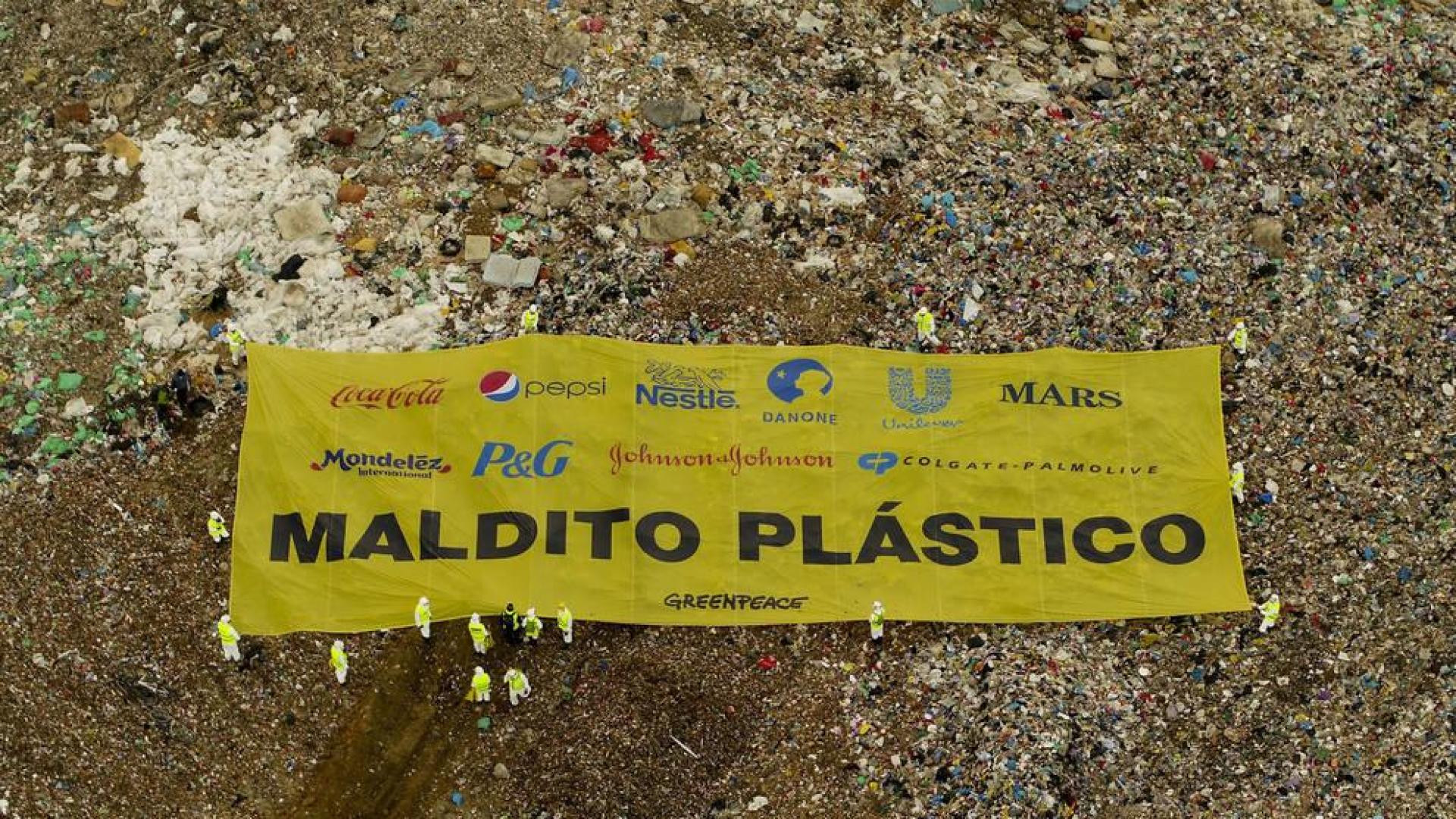Greenpeace coloca una pancarta en el vertedero de Valdemingómez