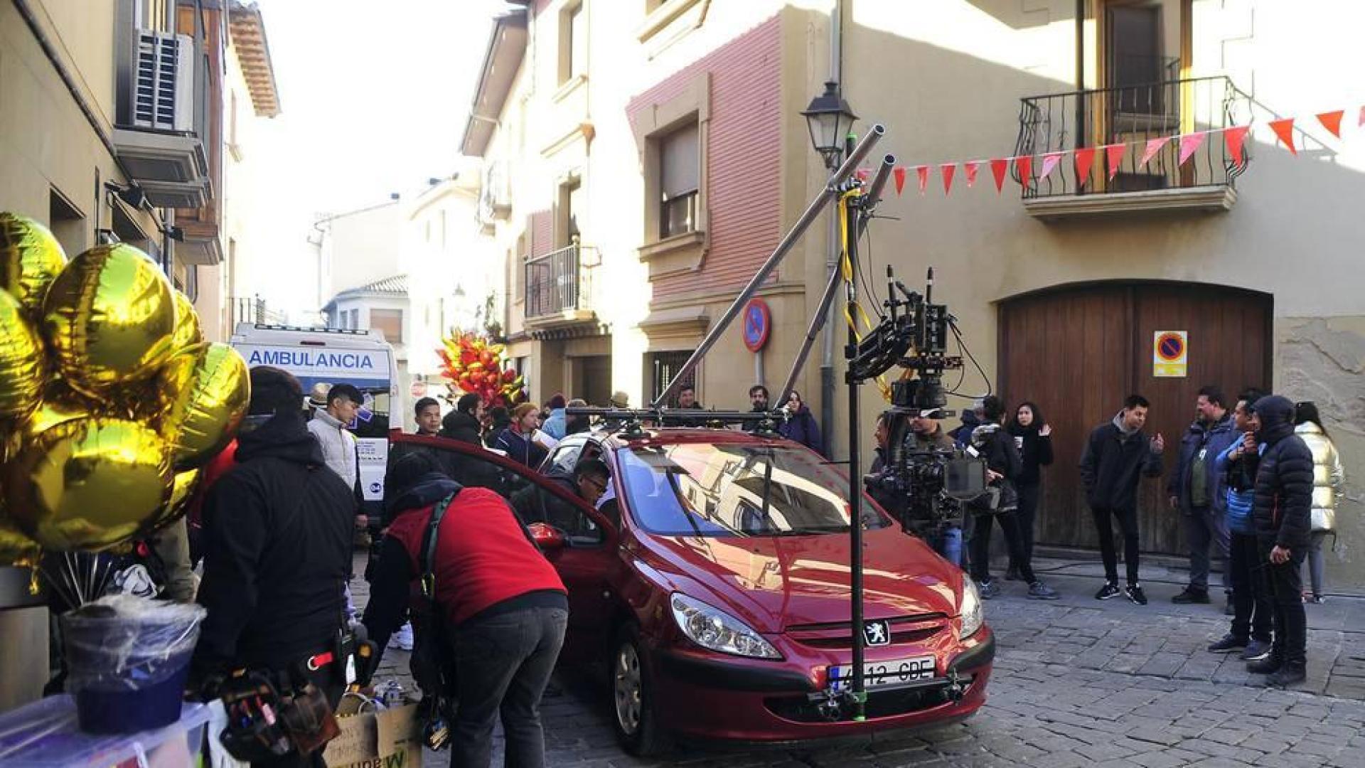 El equipo de rodaje de la película china 'Line Walker II' ha filmado esta semana en tafalla. la escena estrella ha sido la de una persecución de coches que se desarrolla durante un supuesto encierro de san fermín. cientos de navarros han participado en el rodaje como figurantes
