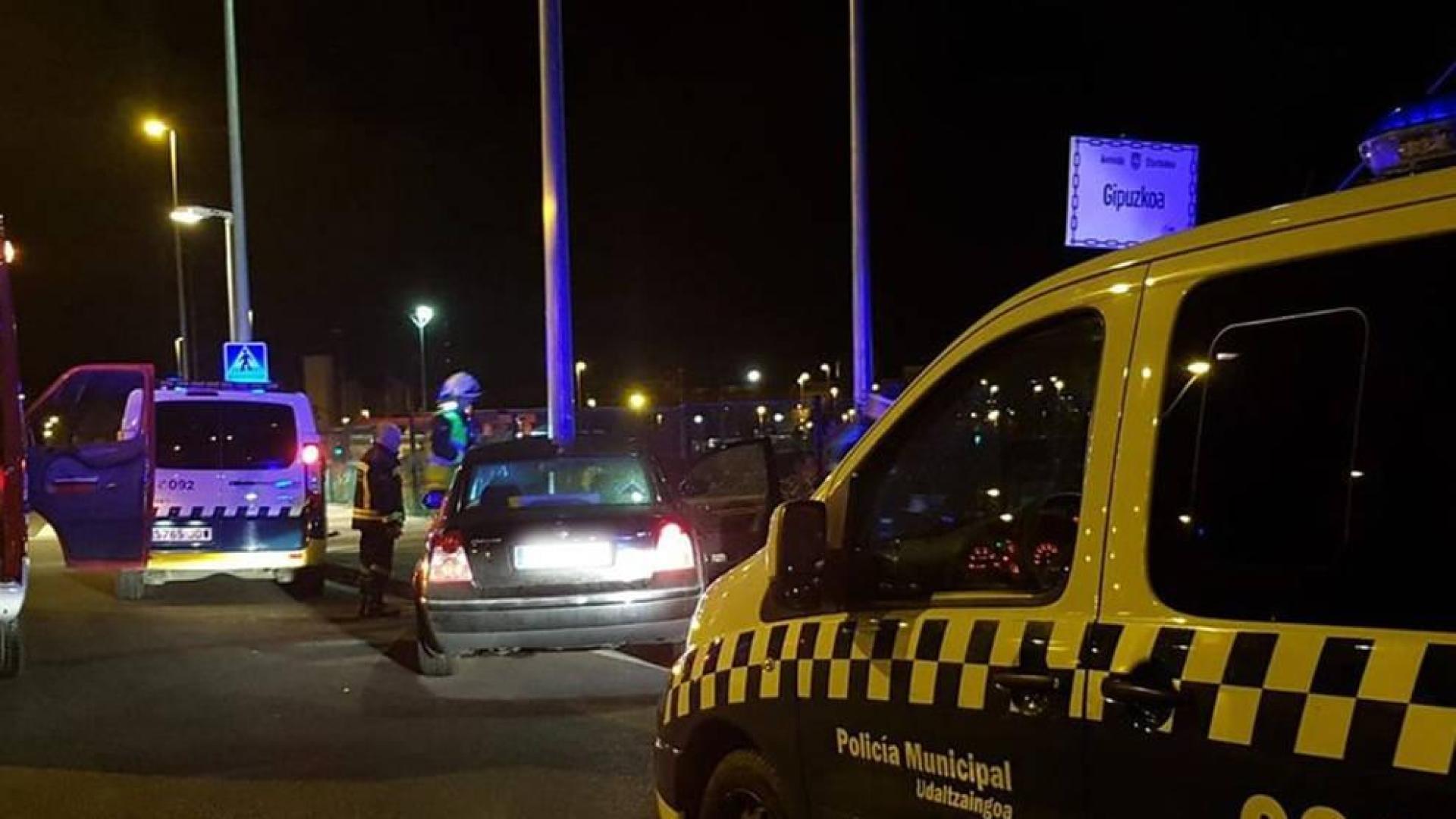 Dos heridos leves tra empotrar su coche contra una farola en Pamplona
