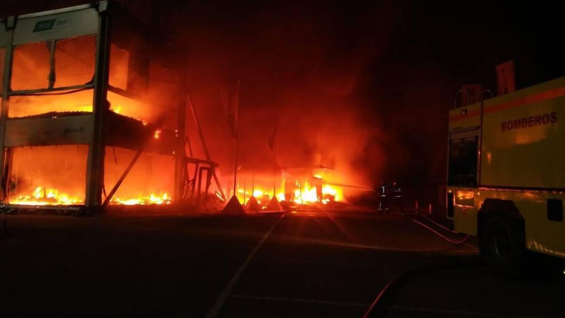 Fotografía facilitada por el consorcio provincial de Bomberos donde se puede ver el incendio producido esta pasada madrugada en la carpa en la que se encontraban las 23 motos de competición en el Circuito de Jerez.