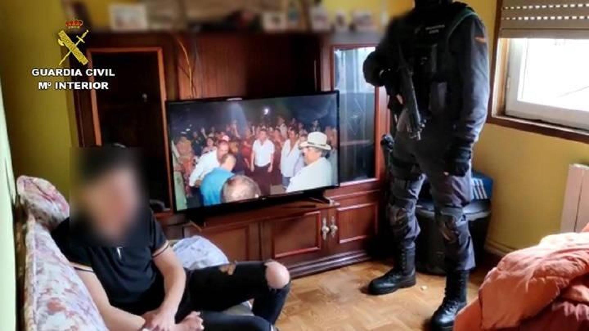 La guardia civil y el joven arrestado, en la vivienda donde estaba secuestrada la menor en Lugo.