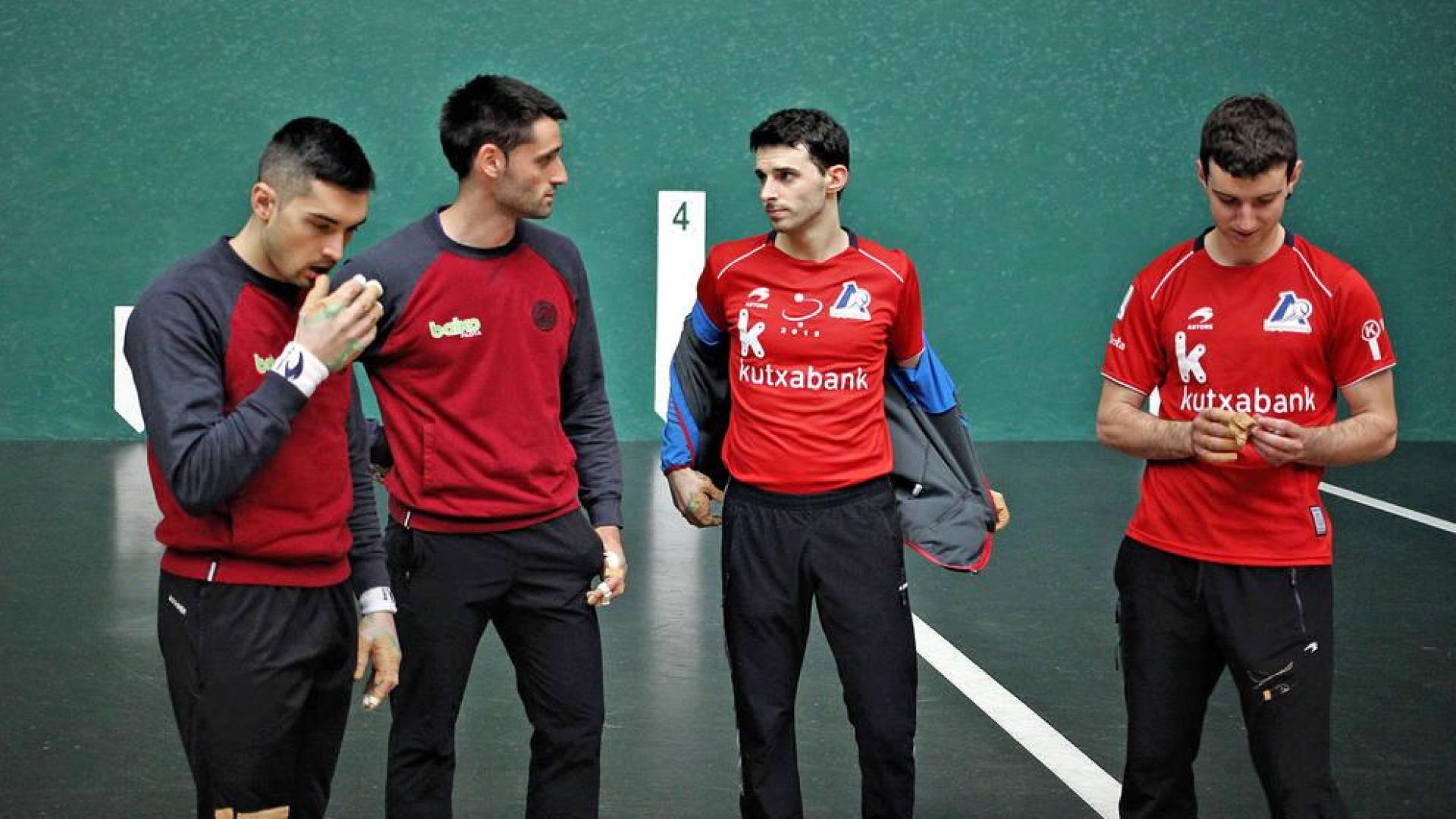 Víctor-Albisu y Altuna III-Martija decidirán esta tarde en el Labrit cuál de las dos combinaciones mantiene vivo el sueño de ser finalistas.