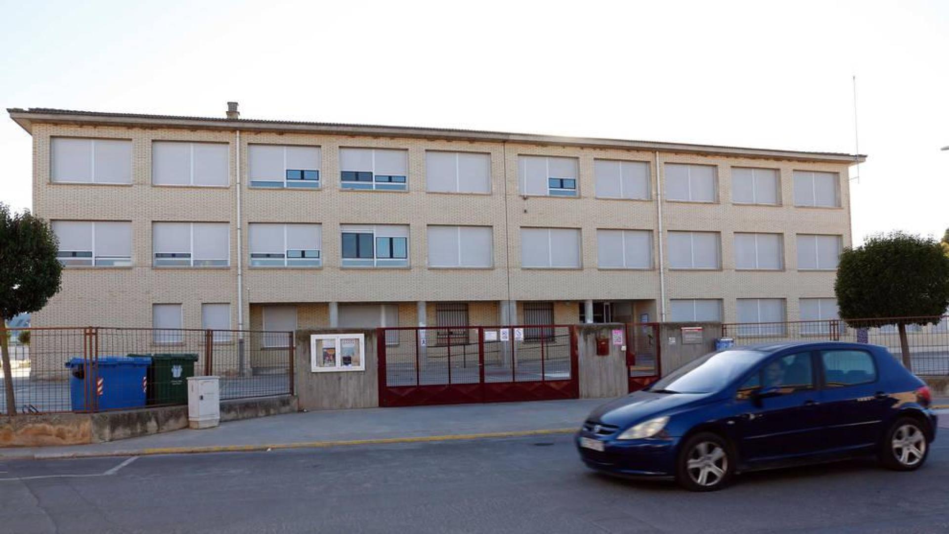 Un coche pasa junto al colegio San Bartolomé de Ribaforada, que acogerá a los alumnos de 1º de ESO.