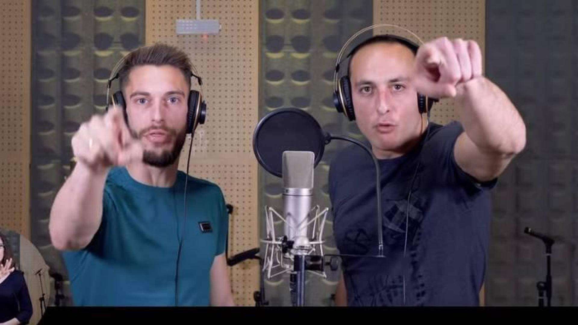 Fotograma del videoclip 'Chavito denunció', en el que participan Roberto Torres y Juan Martínez de Irujo.