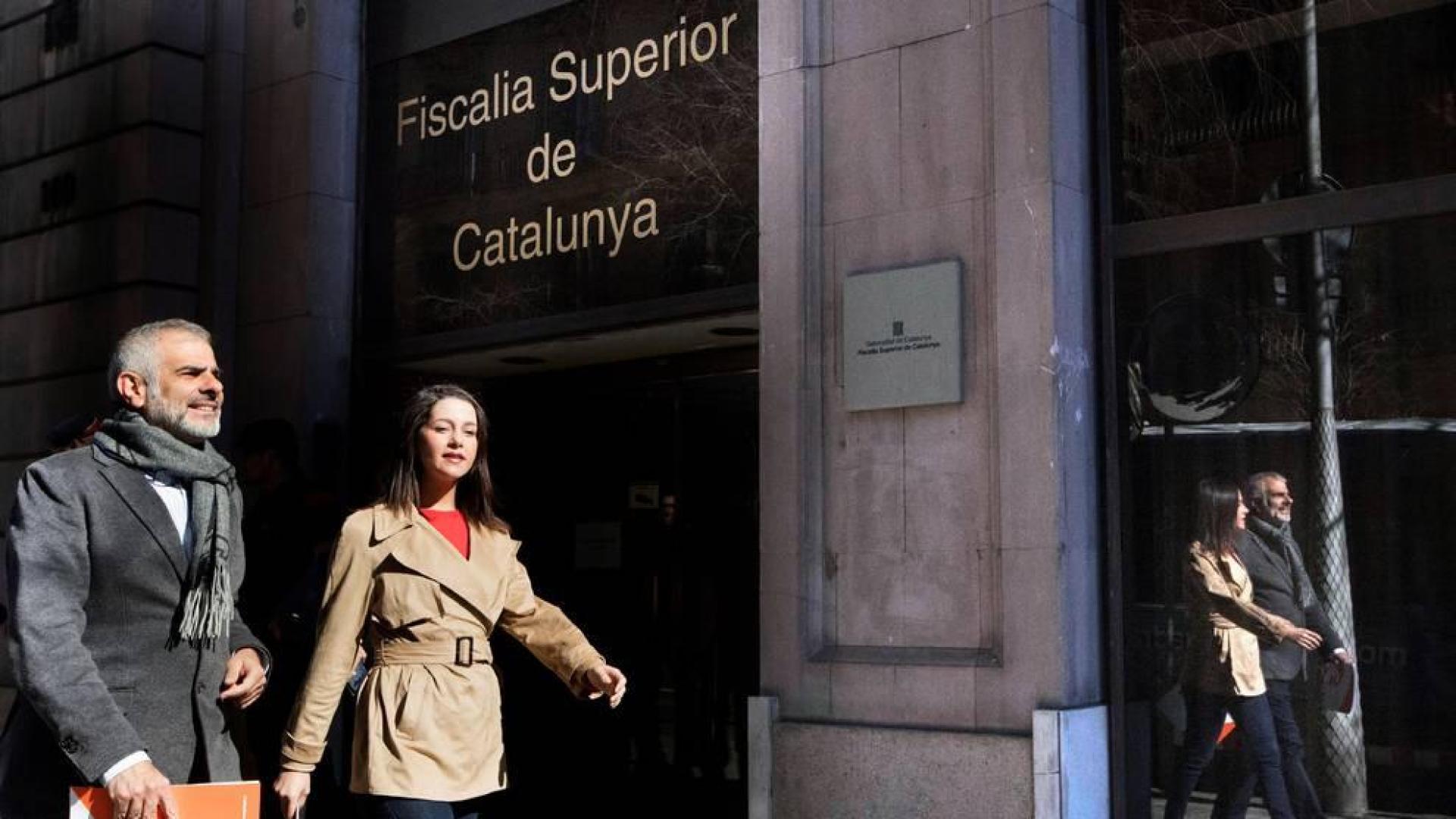 La líder de Ciudadanos en Cataluña, Inés Arrimadas, junto al portavoz de la formación, Carlos Carrizosa, a su llegada a la Fiscalía Superior de Catalunya.