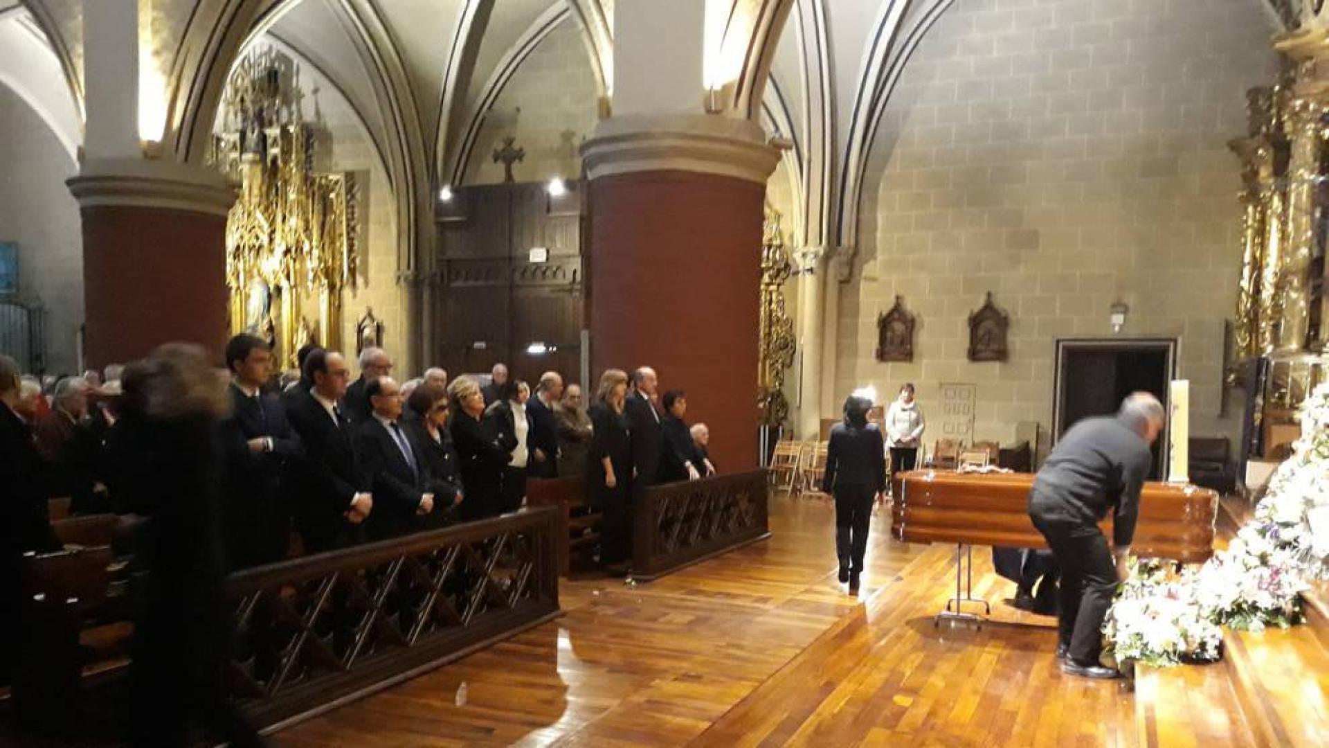 Multitudinaria despedida en el funeral del ex presidente Juan Manuel Arza en Estella