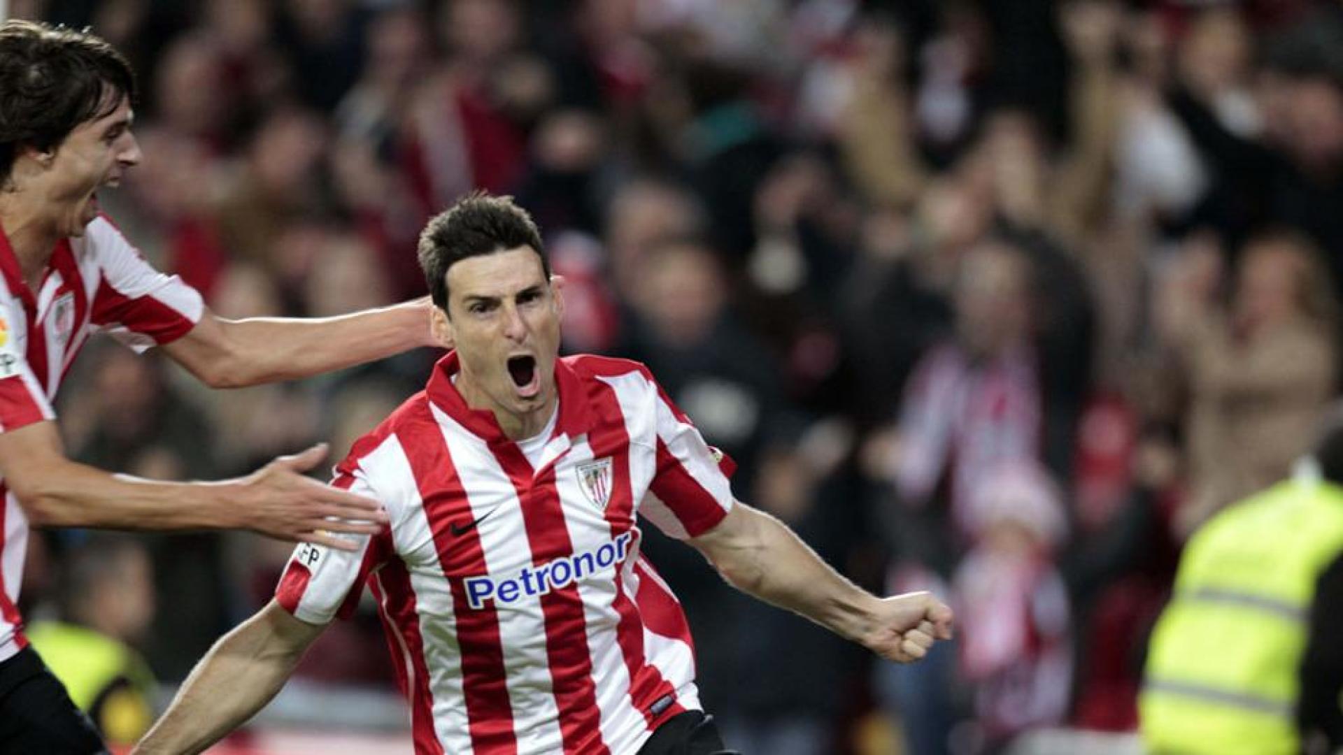 El delantero del Athletic de Bilbao, Aritz Aduriz (d), celebra su gol, segundo del equipo