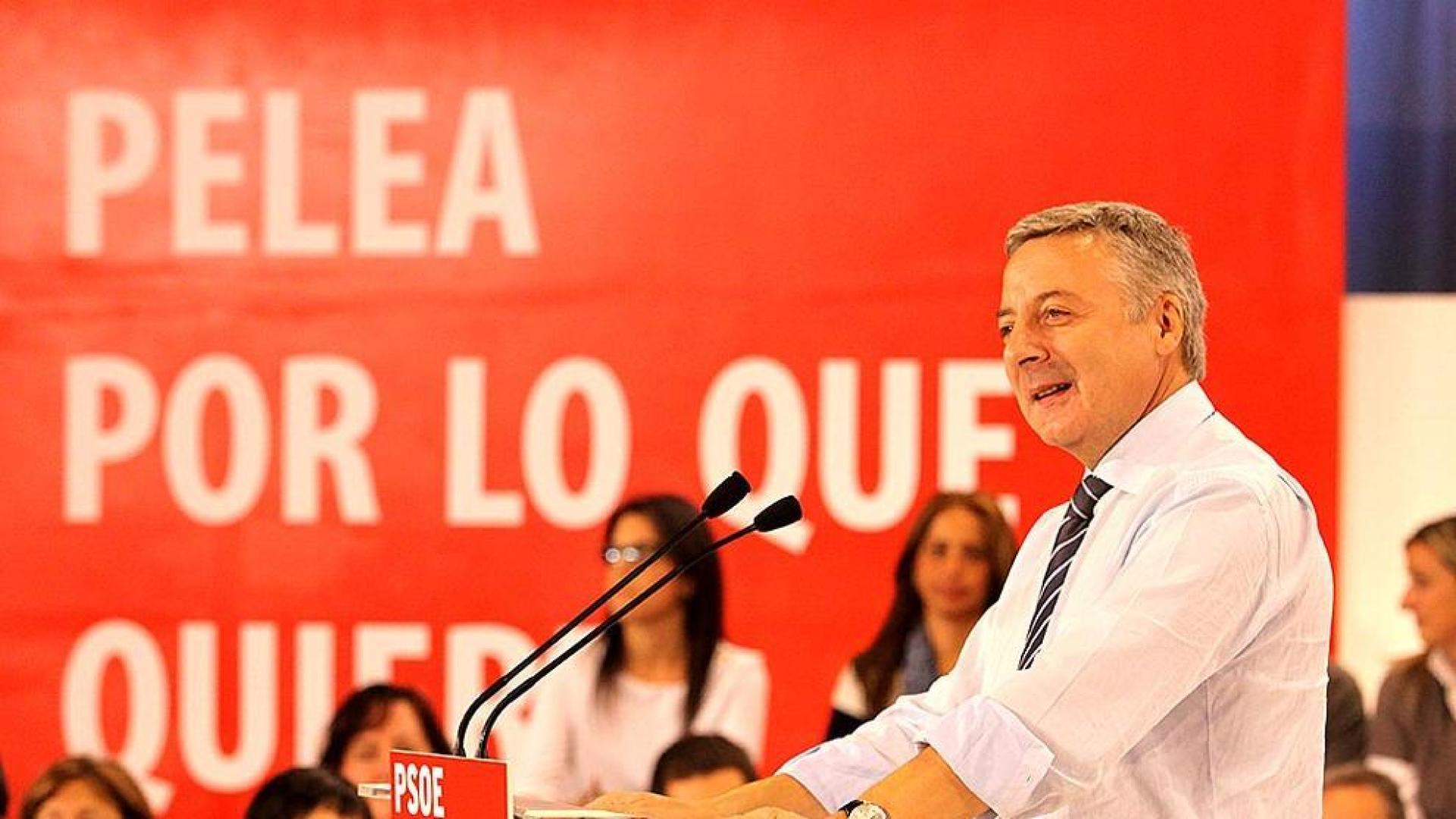 El vicesecretario general del PSOE, José Blanco, ha visitado este miércoles Pamplona después de que el candidato socialista a la Presidencia, Alfredo Pérez Rubalcaba, retrasara el mitin previsto para hoy al 9 de noviembre. Blanco ha afirmado que "nada ni nadie" podrá parar la llegada del TAV a la Comunidad foral.