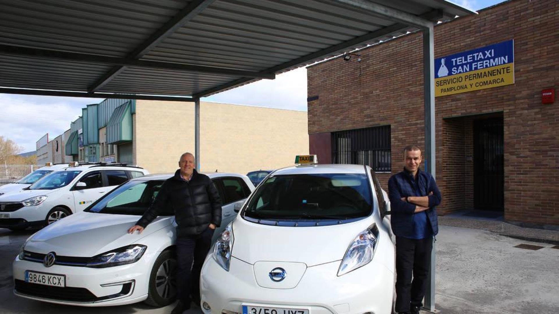 Rafa Montes Ros (izda) con el e-Golf que usó 4 meses como taxi y Joseba Arregui San Martín (dcha) con el Nissan Leaf, un taxi 100% eléctrico que usa hace más de 4 años.