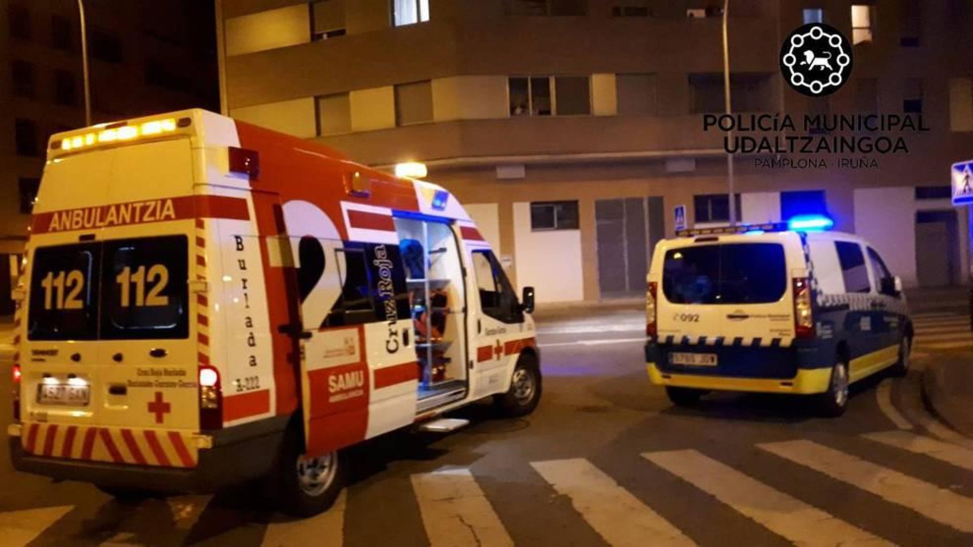 Una ambulancia y un coche de Policía Municipal durante una intervención en Pamplona