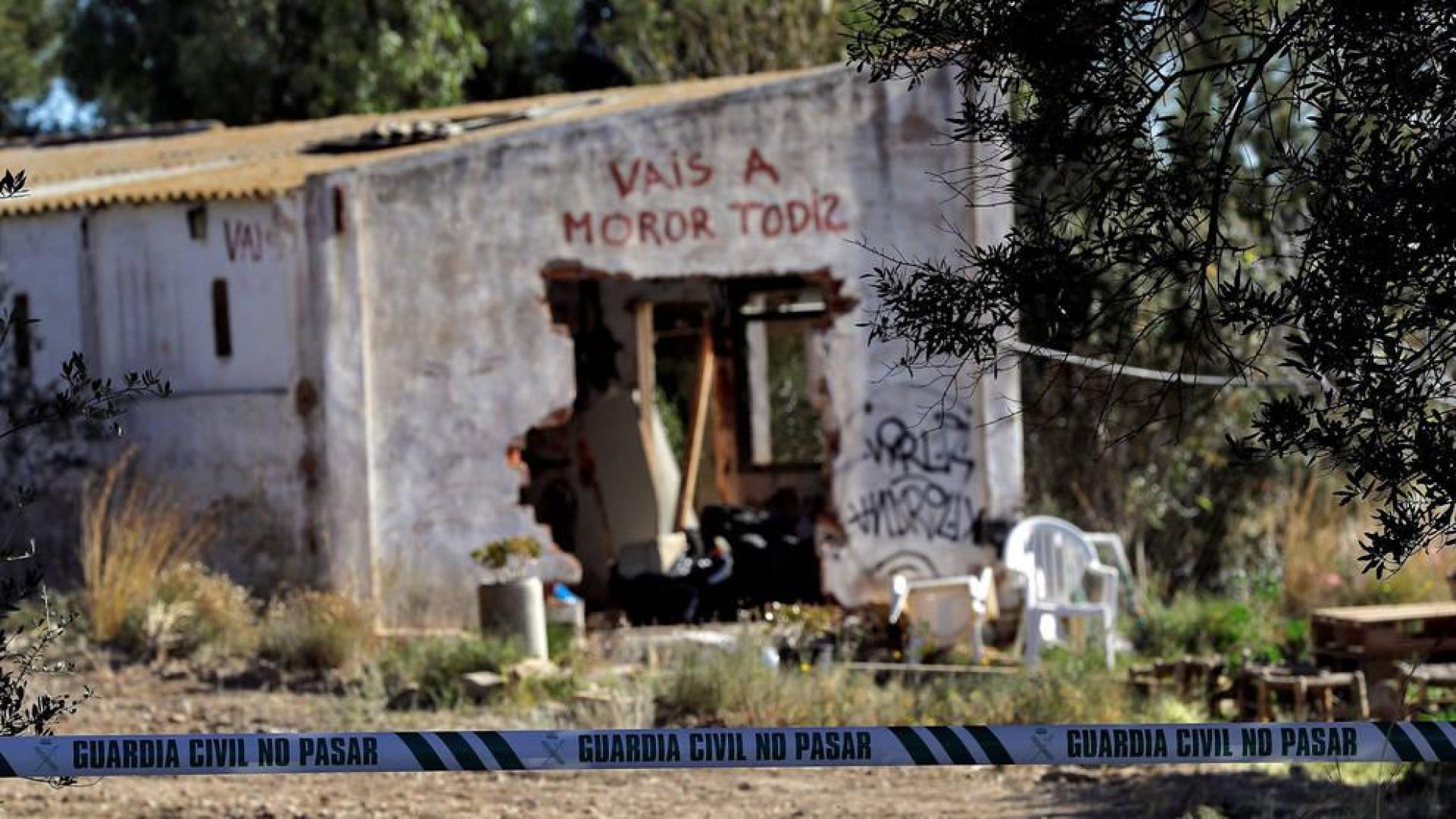 Agentes de la Policía Científica de la Guardia Civil en el lugar de la muerte de los dos niños de Godella