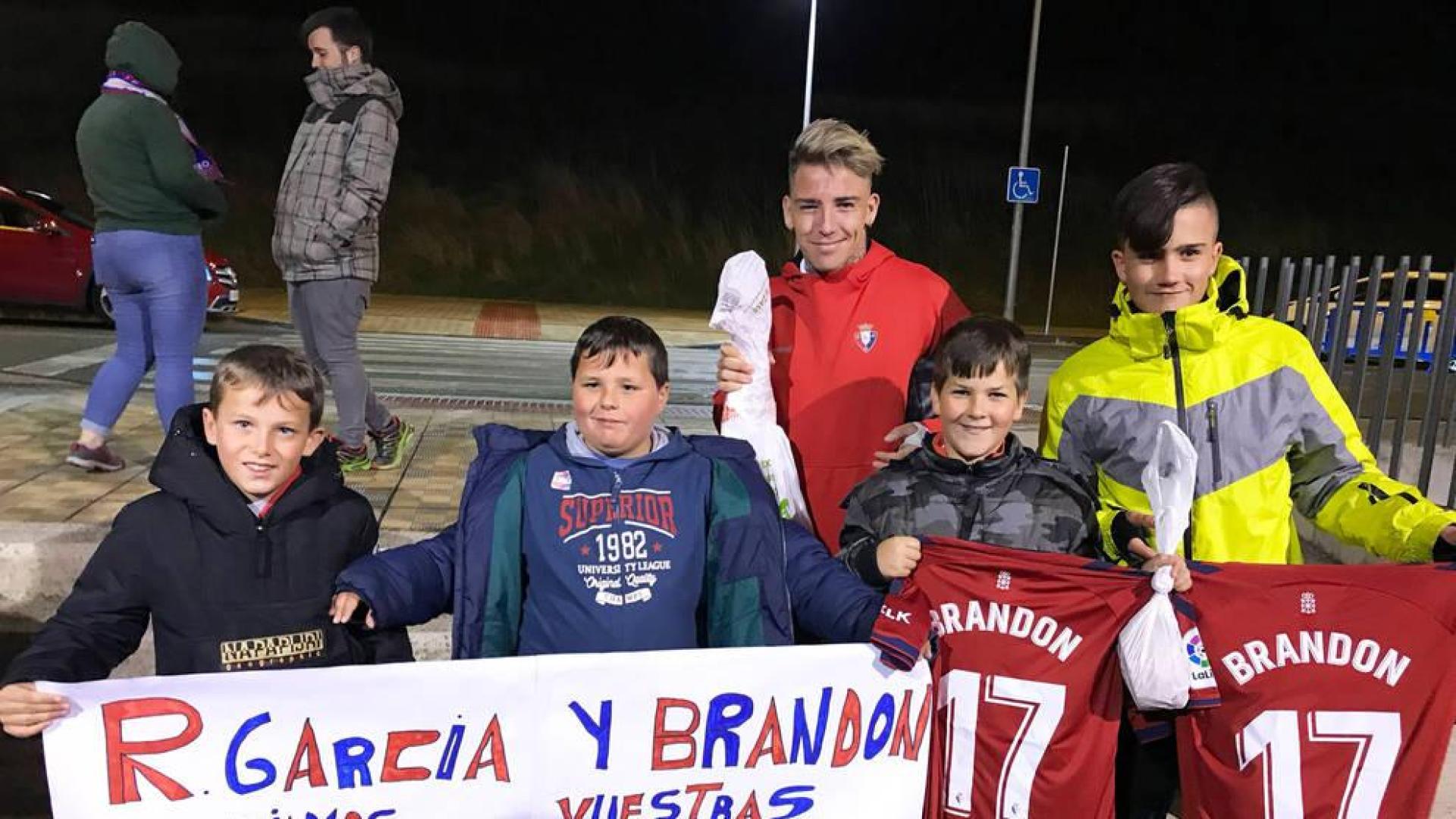 Brandon se ganó un jamón al regalar su camiseta a unos aficionados