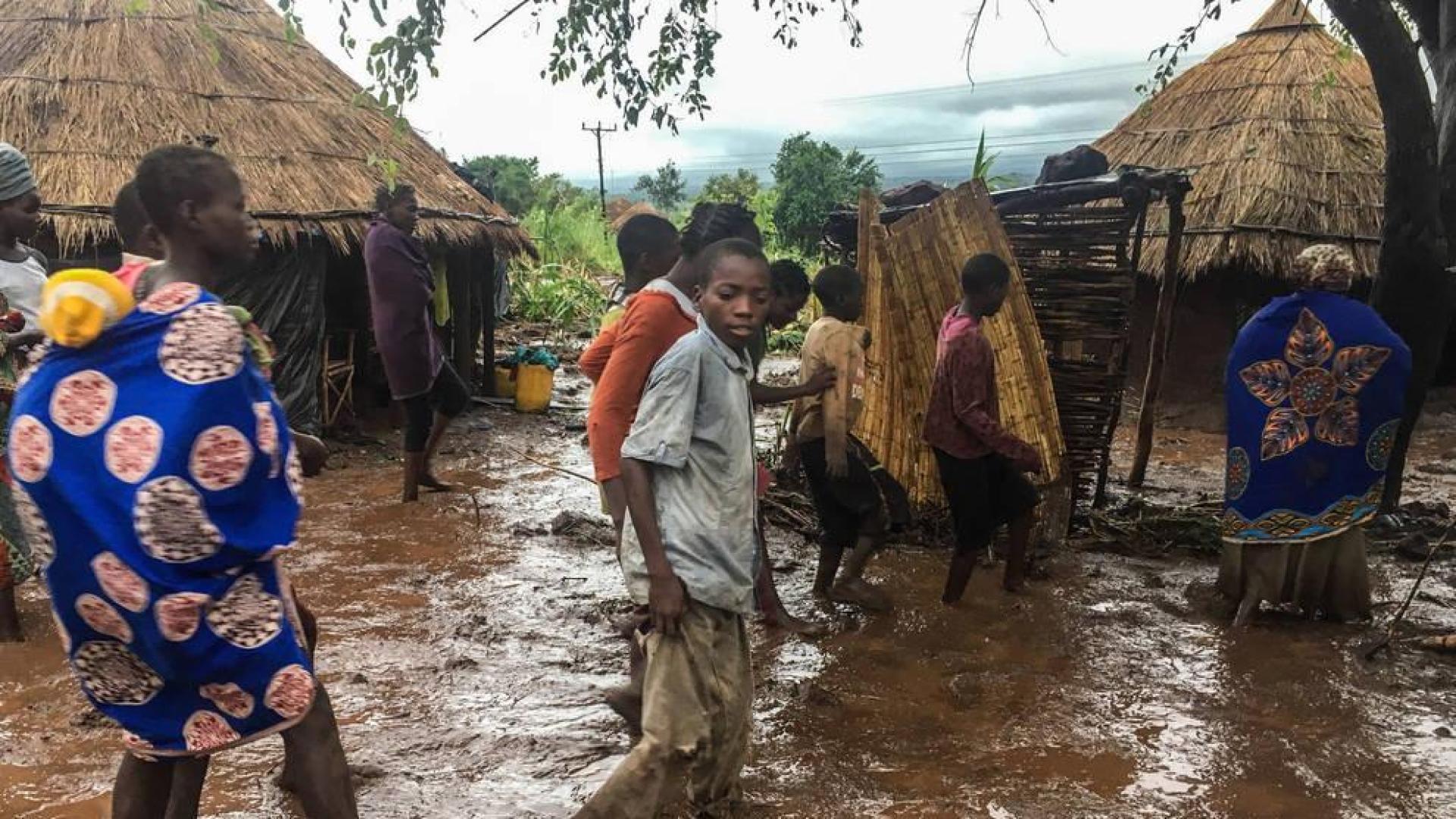 Habitantes de una aldea del centro de Mozambique, tras el paso del ciclón Idai
