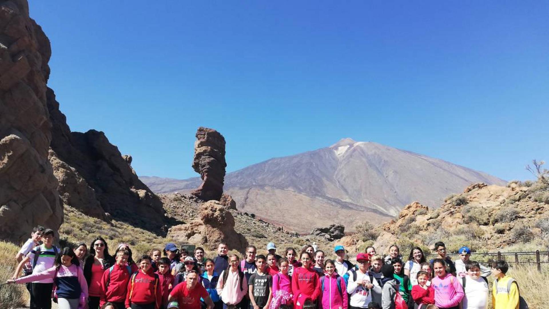 Alumnos de Fitero y del colegio Infanta Elena de La Orotova posan juntos con el Teide a sus espaldas.