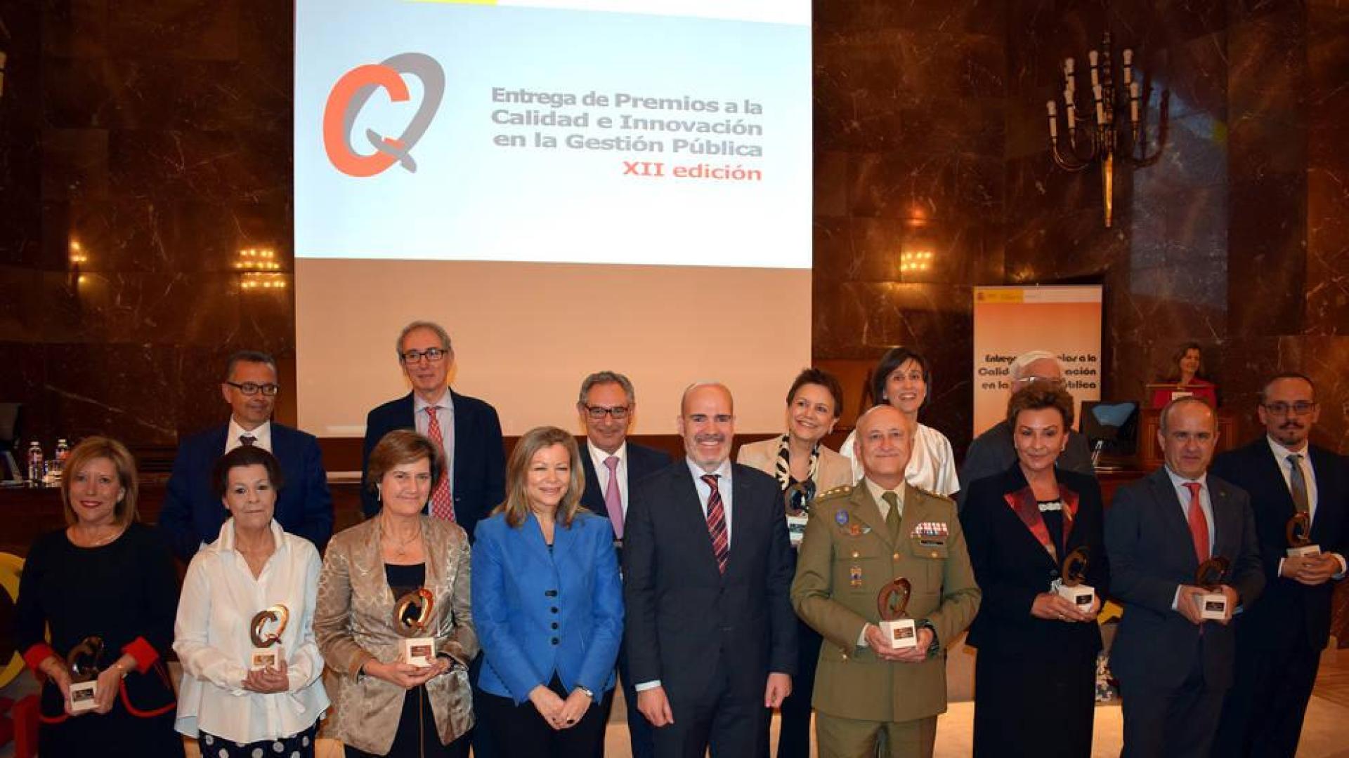 Luis Fernández -a la derecha-, con el resto de los galardonados por el Ministerio de Política Territorial.