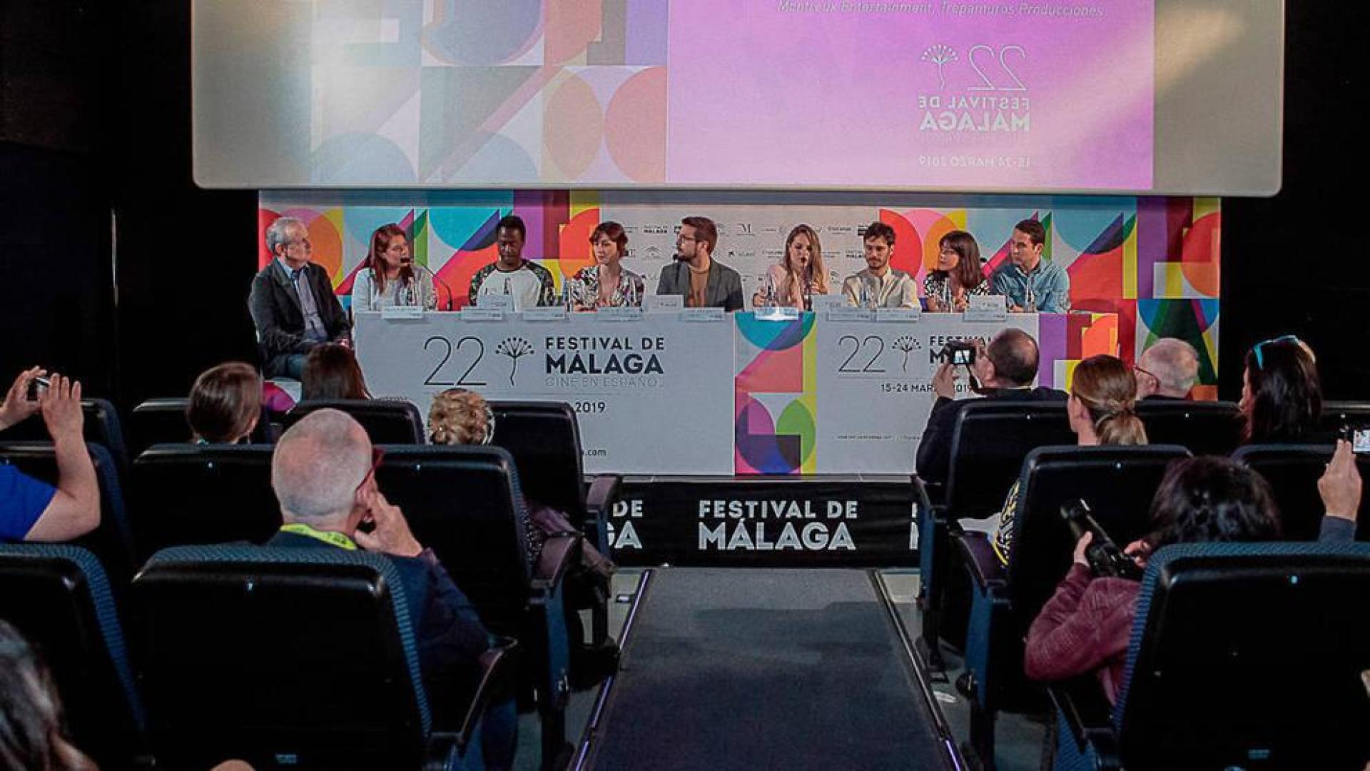 Caballero, quinto por la izquierda, en la presentación de la película en Málaga con el resto del equipo.