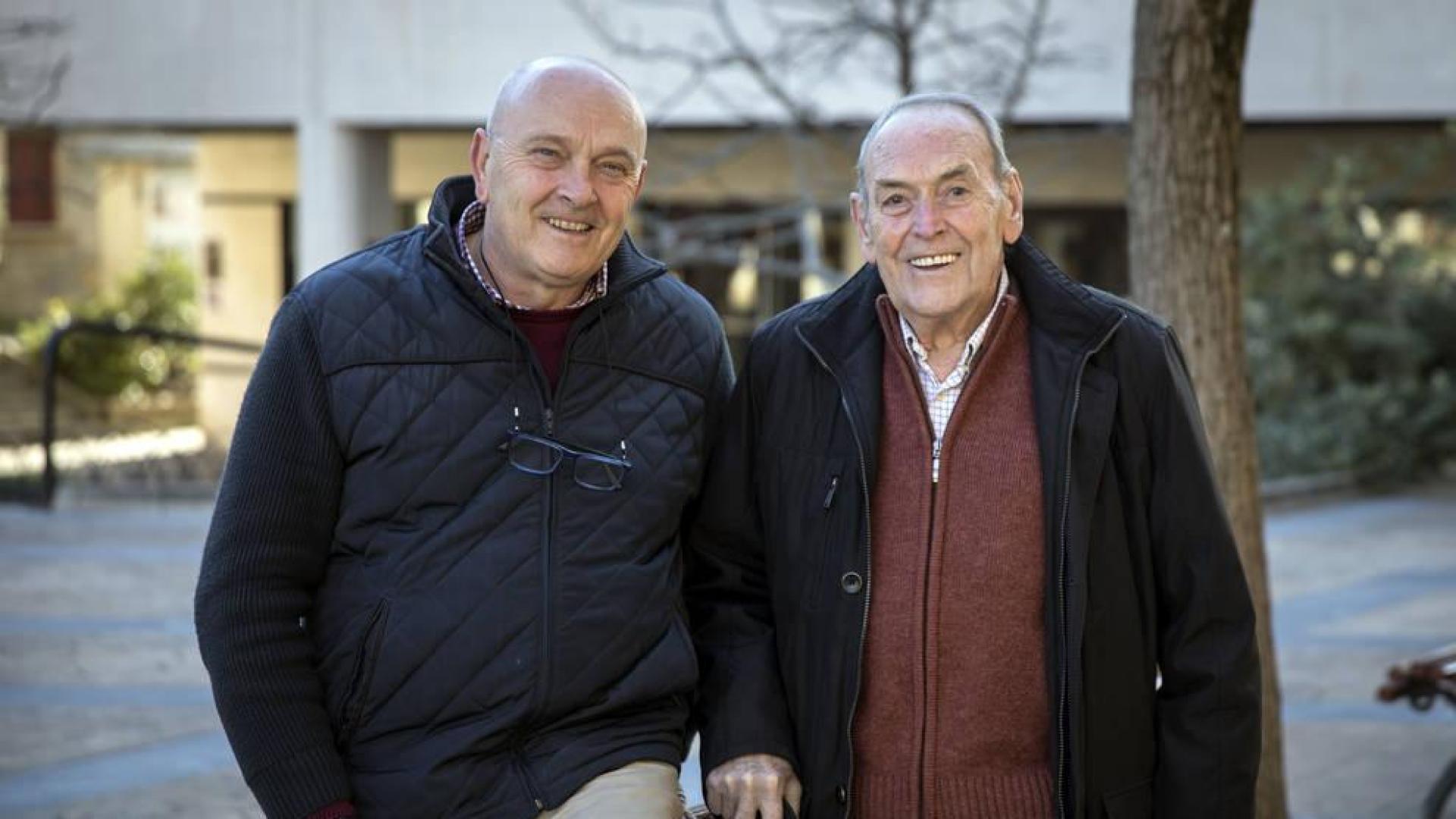 Ramón Moratinos y Javier Echeverría ayer por la tarde en la plaza de Huarte.