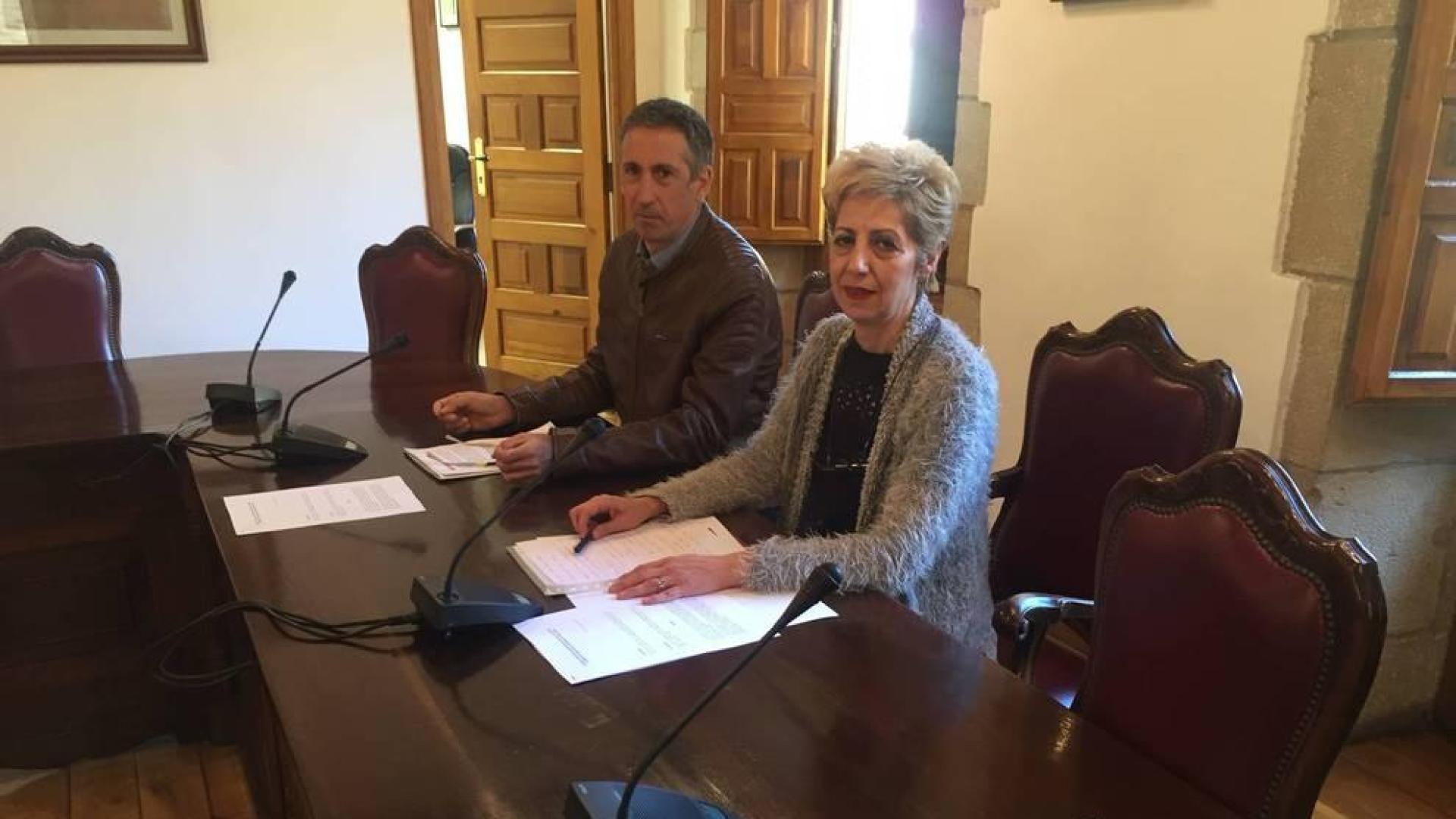 Guillermo Erice (Laseme) y la alcaldesa de Viana, Yolanda González, durante la firma del convenio.