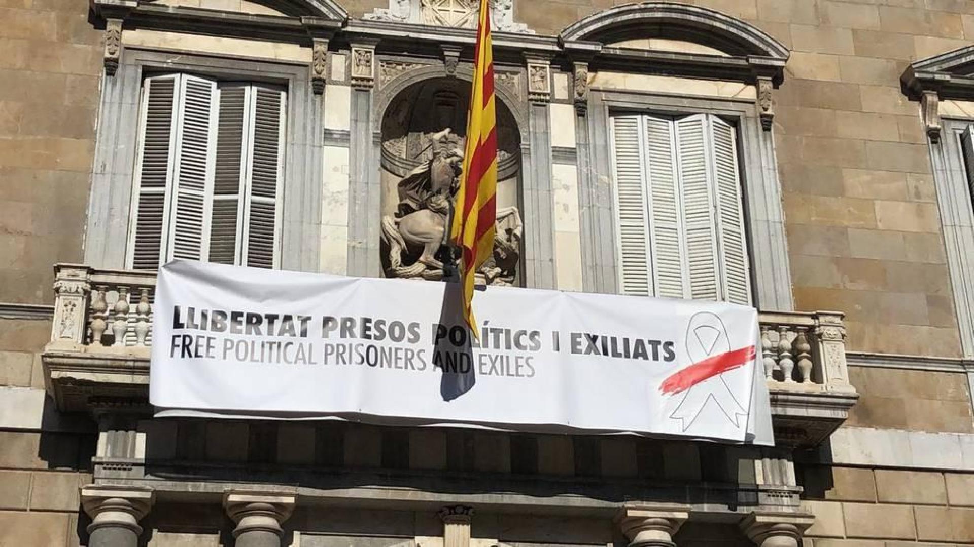 Torra desafía a la Junta Electoral y cambia el lazo amarillo por uno blanco