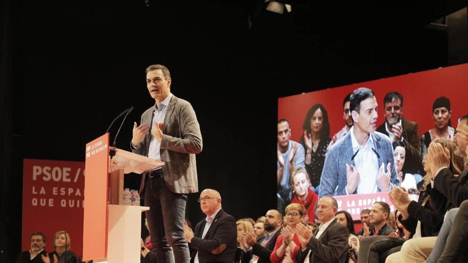 Sánchez acusa a PP, CS y Vox de tener "más testosterona que neuronas"