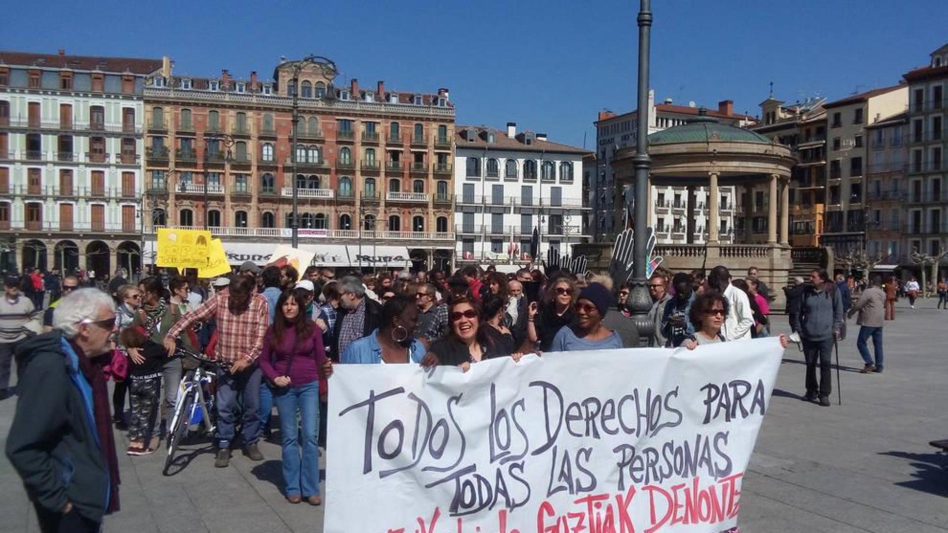 Manifestantes en la plaza del Castillo de Pamplona