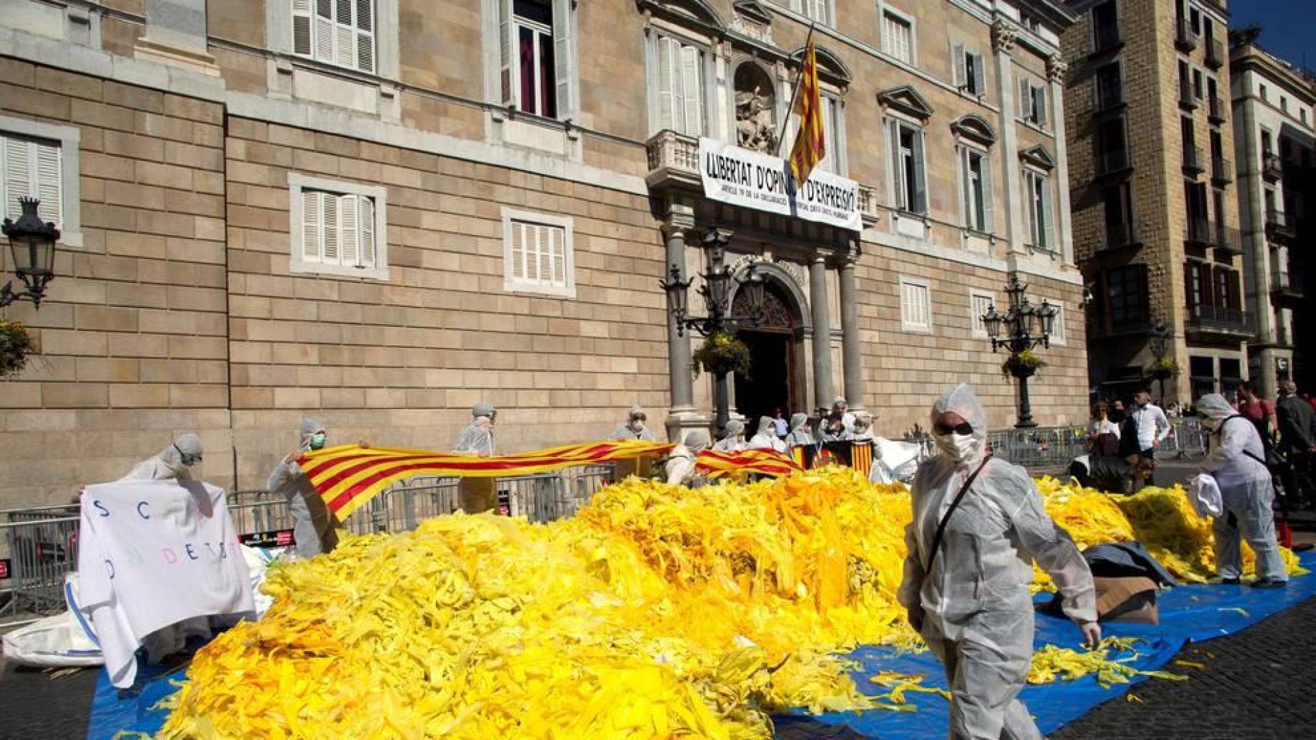 Antiindependentistas vuelcan miles de lazos amarillos frente a la Generalitat