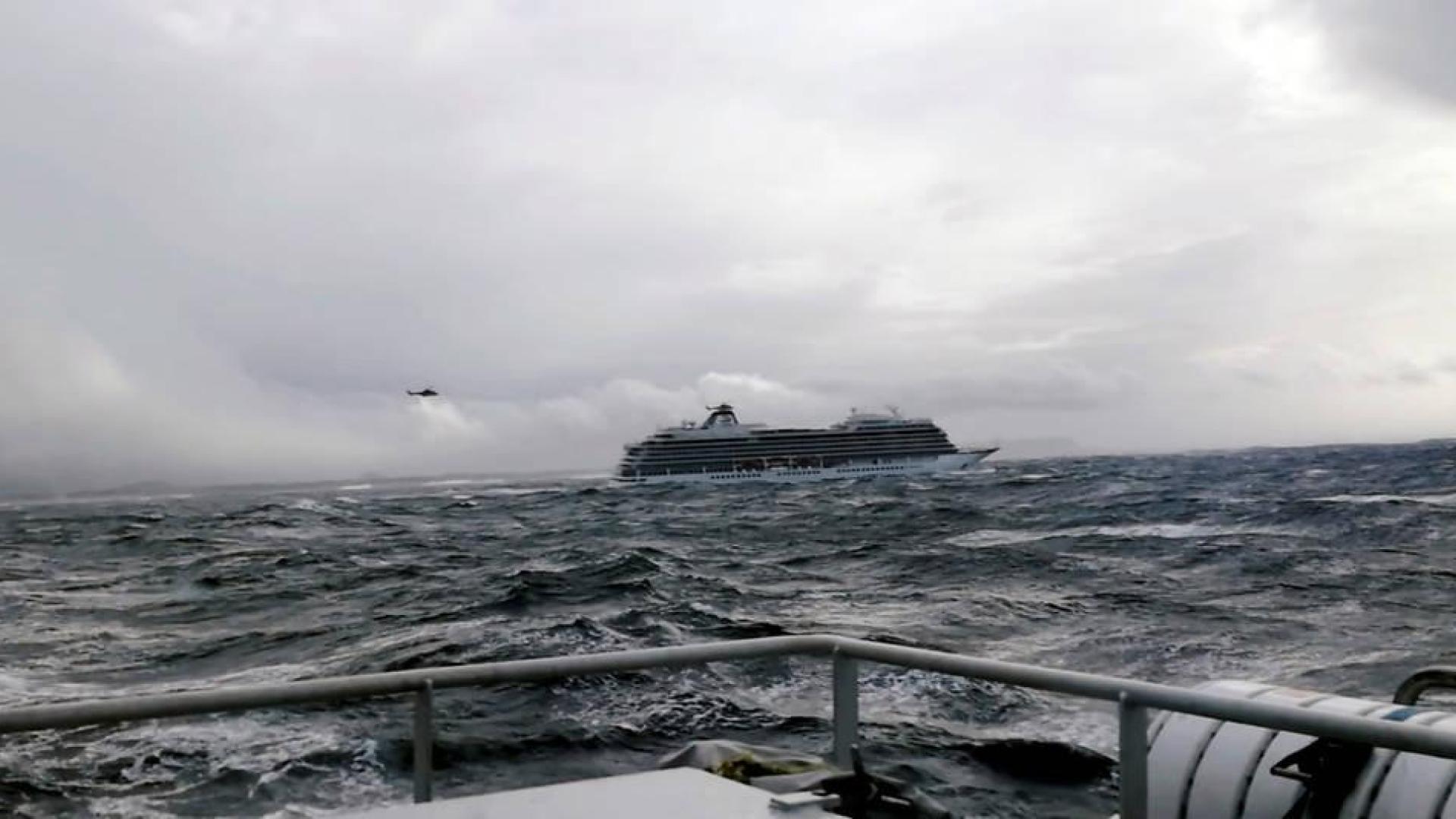 El crucero Viking Sky será remolcado mientras sigue la evacuación del pasaje