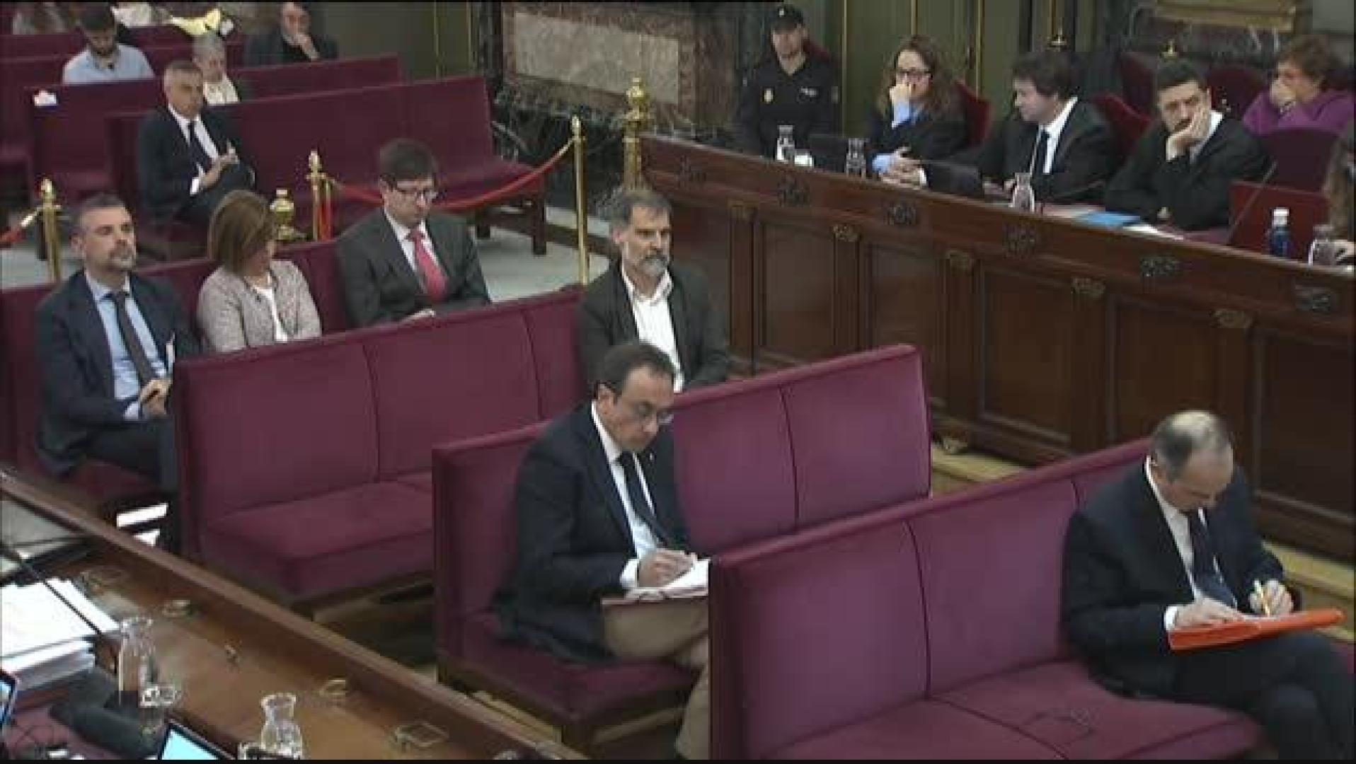 Teniente de la Guardia Civil: “Vi a gente que intentaba tirar la puerta de acceso a la Conselleria"