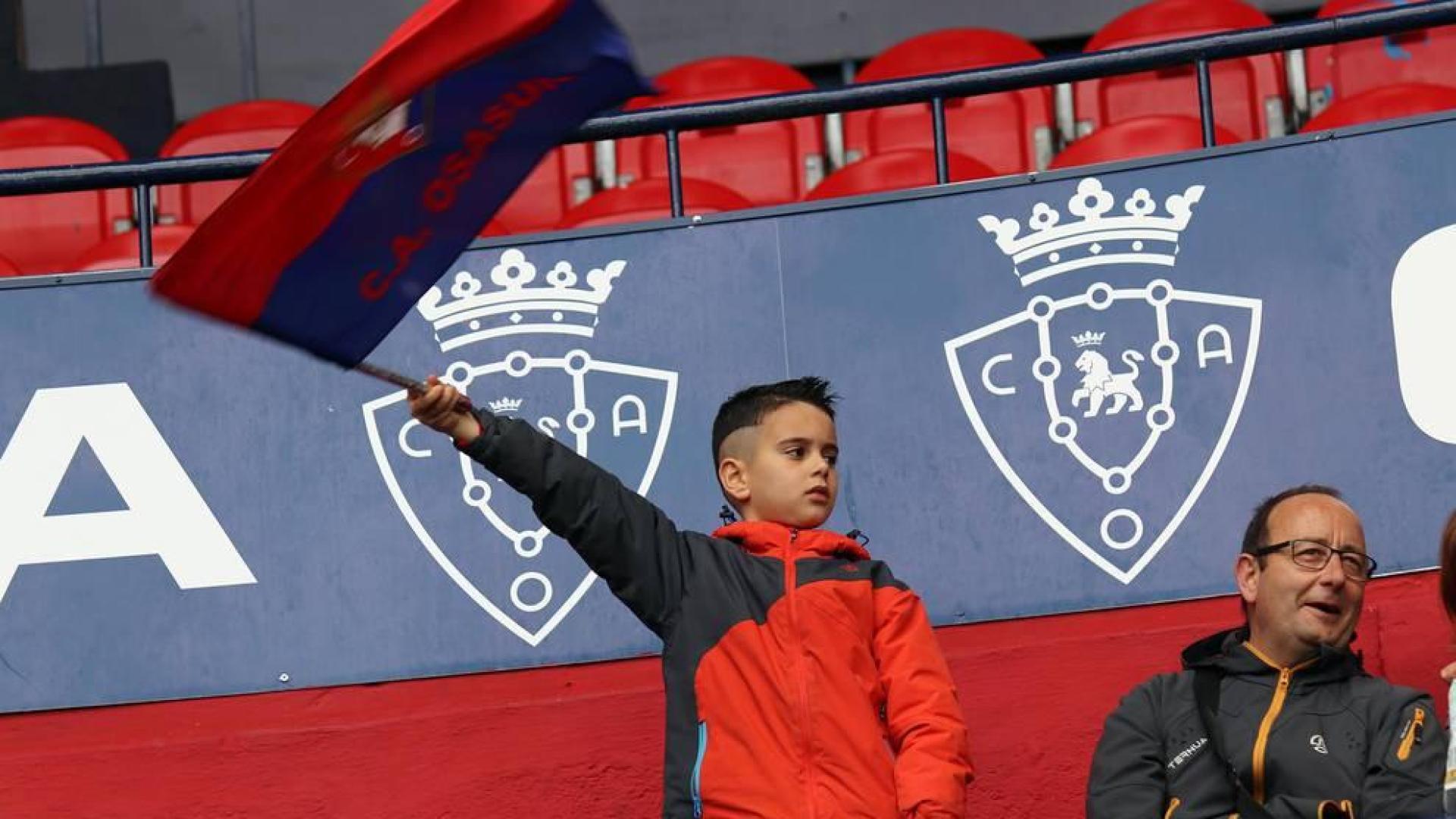Fotos del búscate en la grada del Osasuna Femenino-SD Eibar