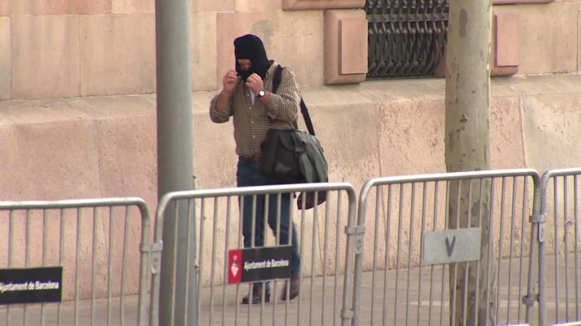 El exprofesor de Maristas, Joaquín Benítez, juzgado por abusos sexuales, a su entrada a los juzgados en Barcelona.