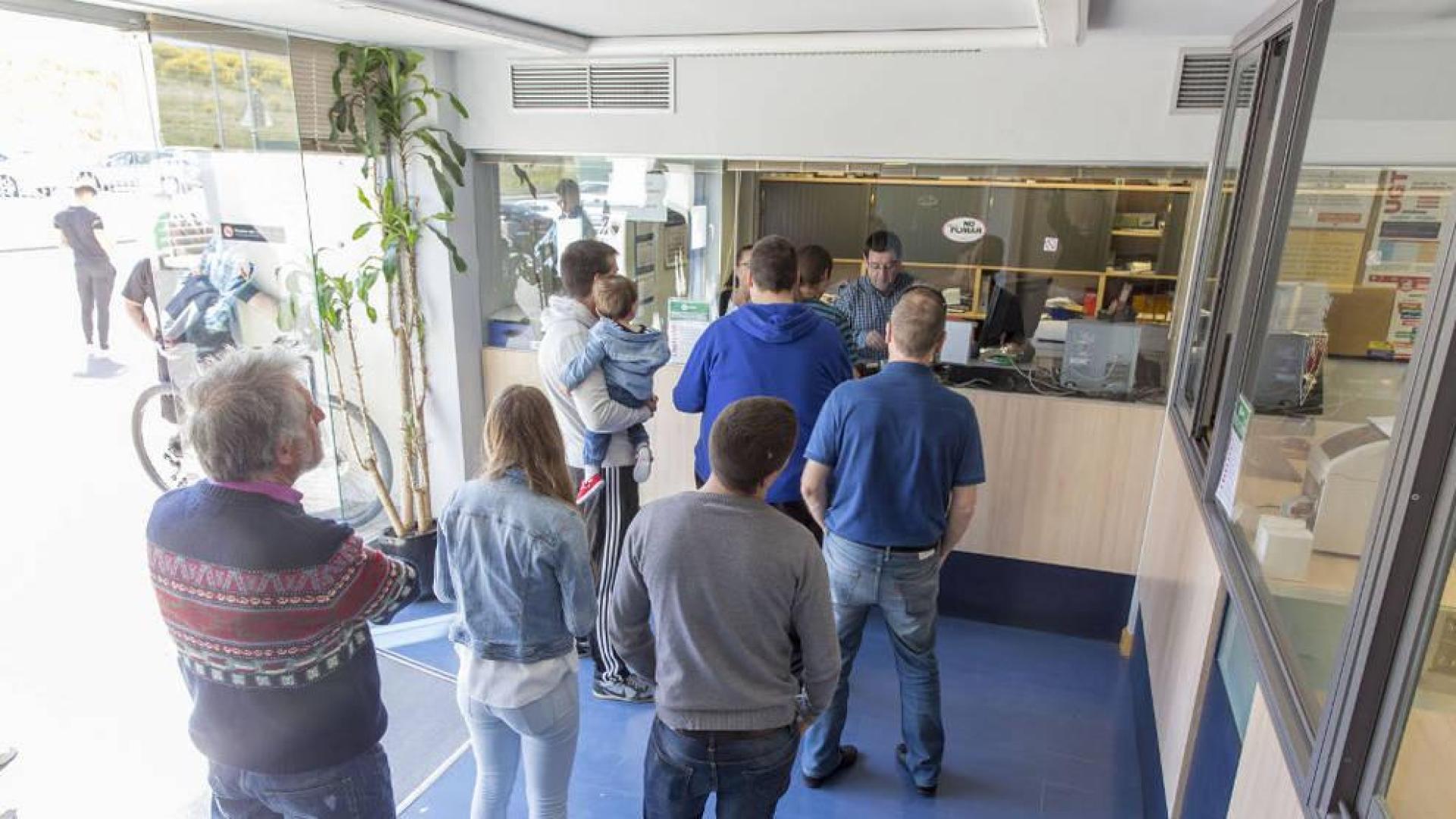 Socios de Osasuna en las oficinas de El Sadar.