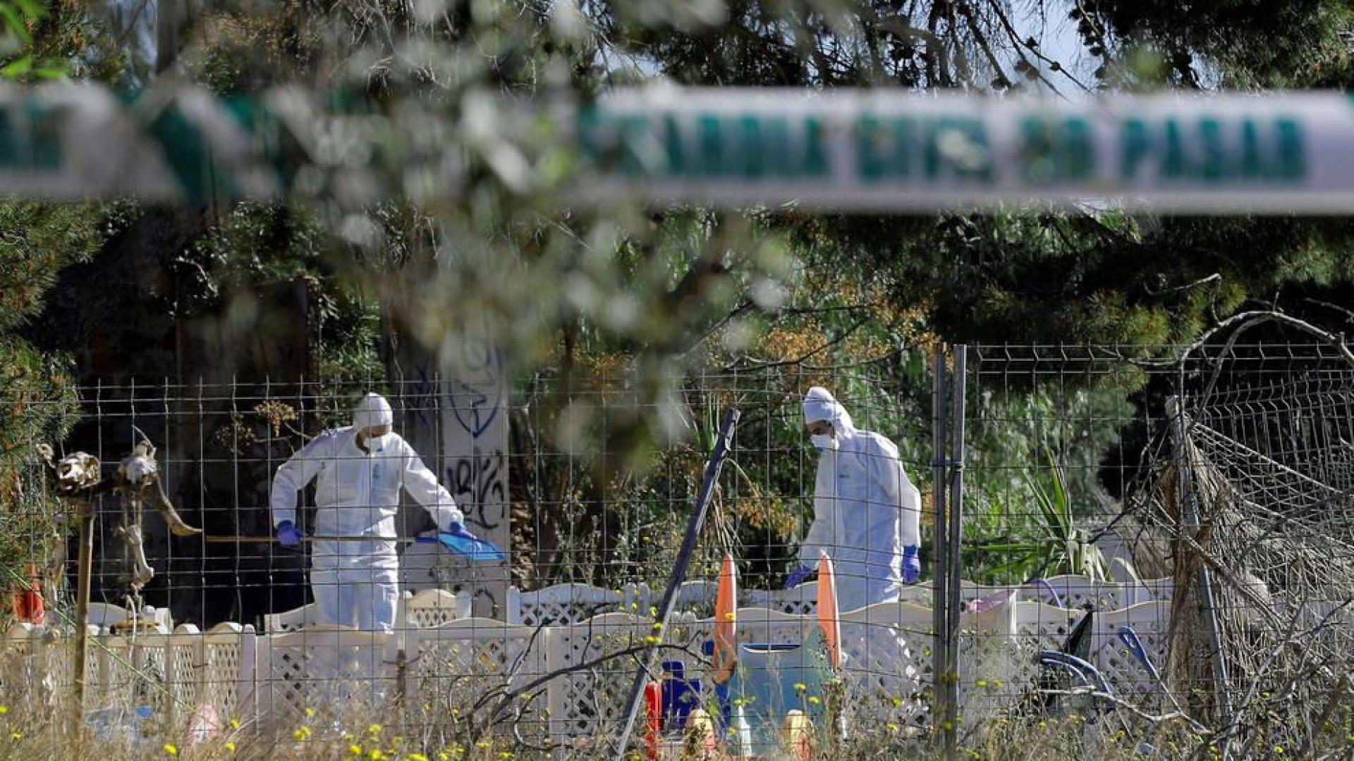 Agentes de la Policía Científica de la Guardia Civil investigan la muerte de los dos niños de Godella