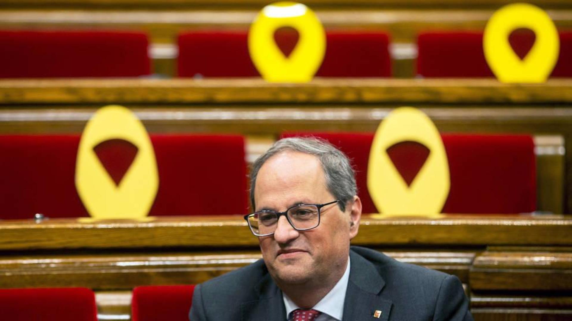 El síndic recomienda a Torra que retire los lazos durante el período electoral