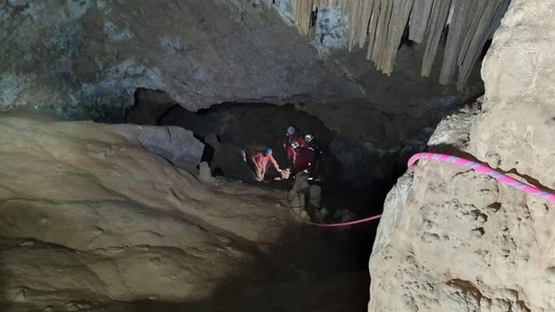 Rescatados dos jóvenes tras pasar la noche perdidos en el interior de una cueva en Alli