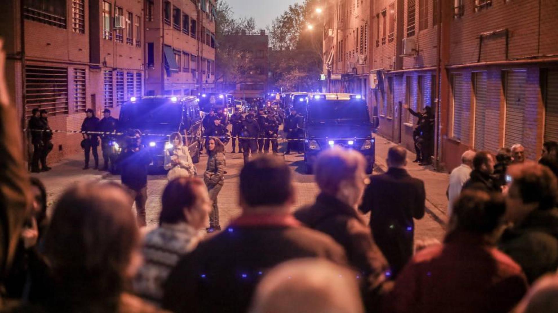 Vecinos protestan frente a la casa del supuesto asesino de Vallecas (Madrid)
