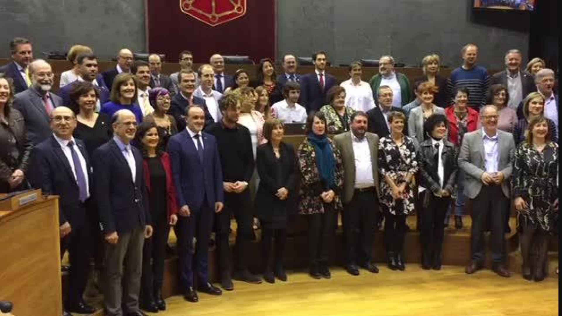 Despedida de los parlamentarios navarros en el último pleno de la legislatura